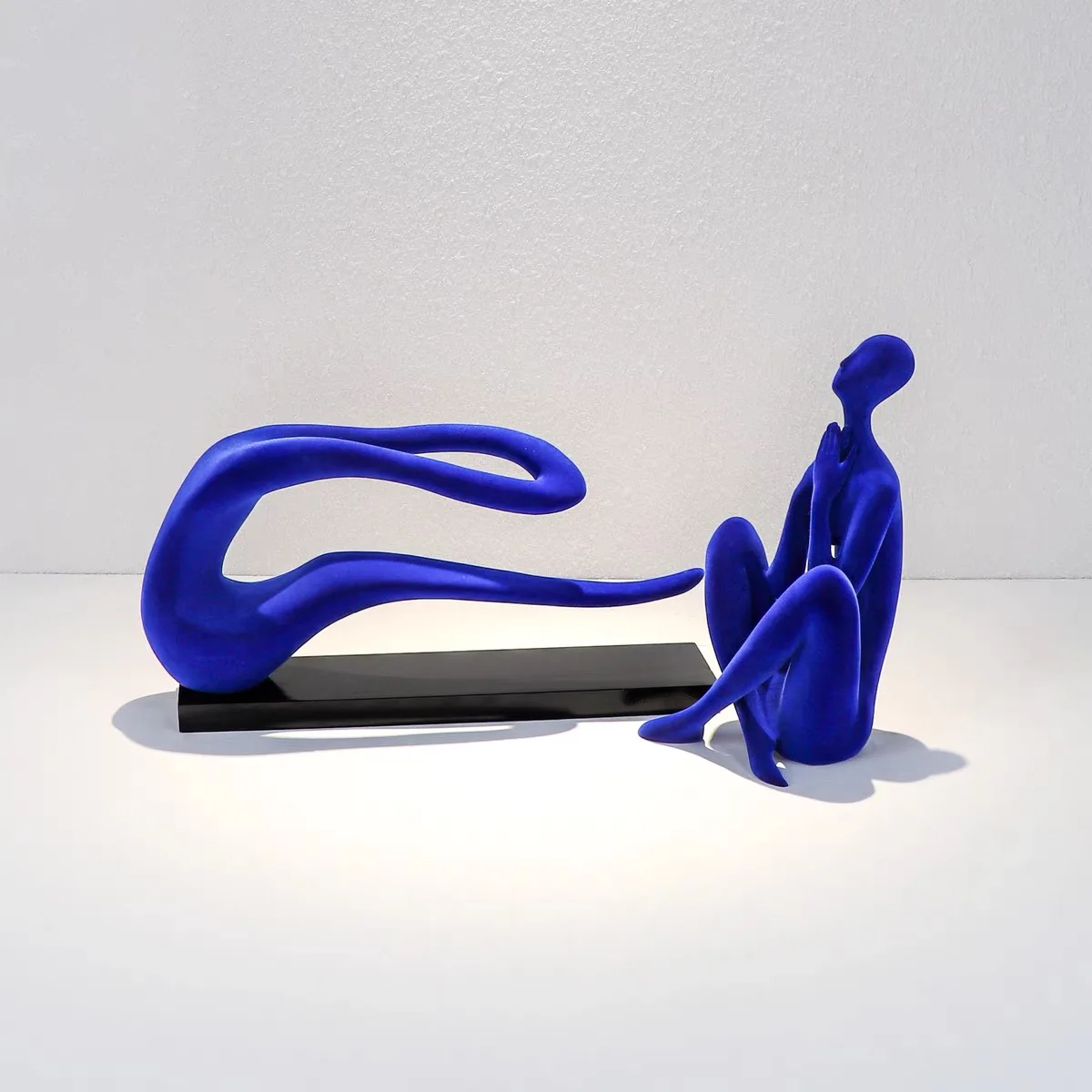 Wholesale home decor hand sculptured customized abstract blue figurine statues