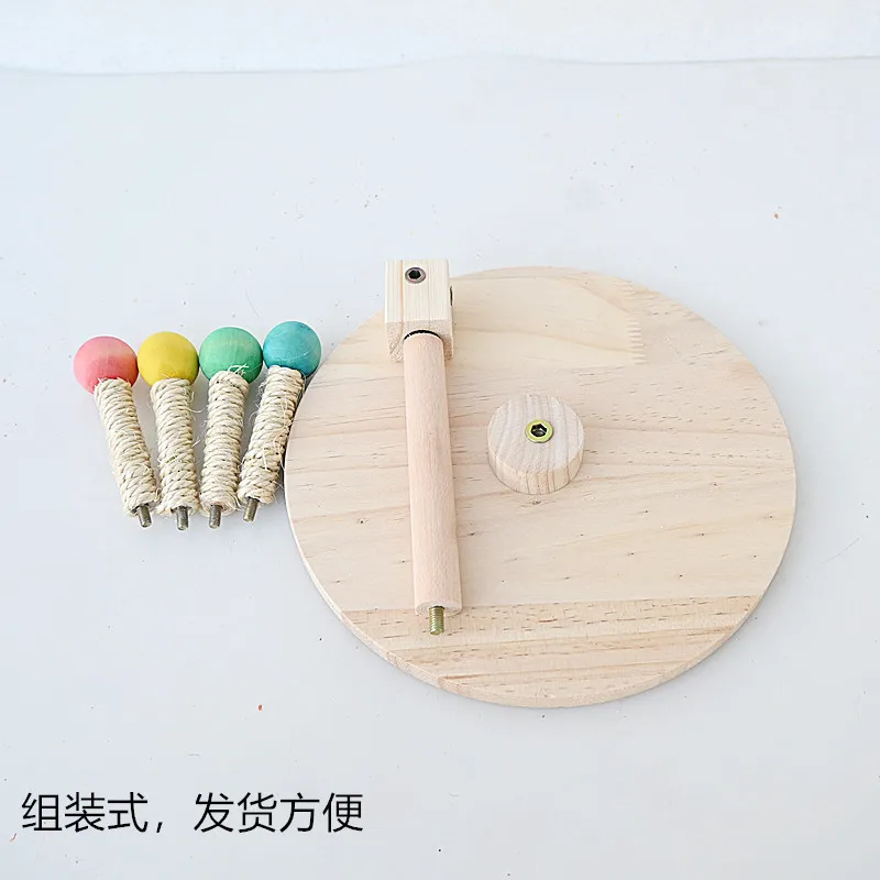 Попугай грызет вращающуюся ветряную турбинную станцию разобранную и собранную игрушку для птиц