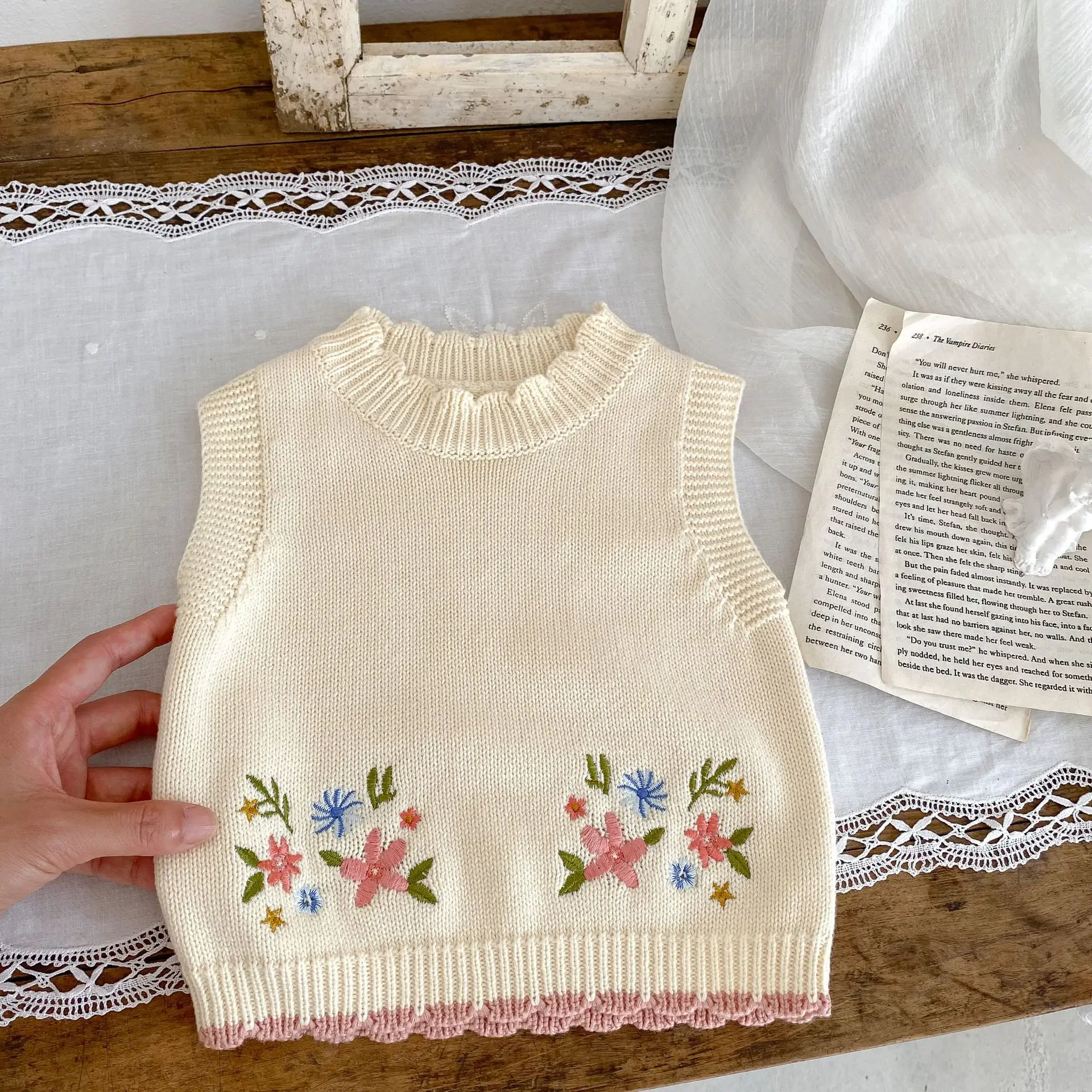 2024 Autumn infants Cute embroidered round neck pullover vest cotton knitted sweater for baby girl
