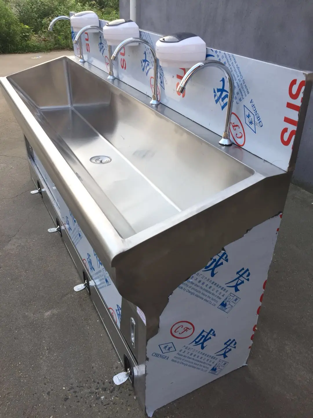 MT MEDICAL Knee Operated 4 Persons Use Wash Basin Surgical Scrub Sink