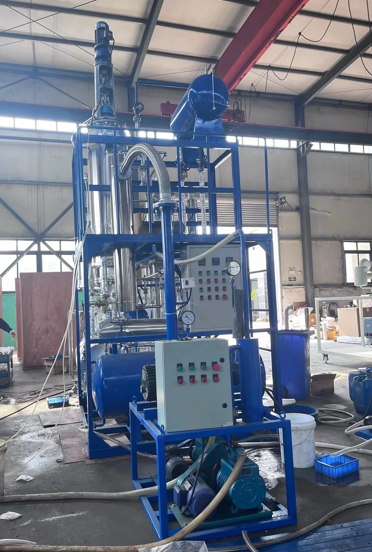 High-temperature distillation machine for recovering and treating waste oil