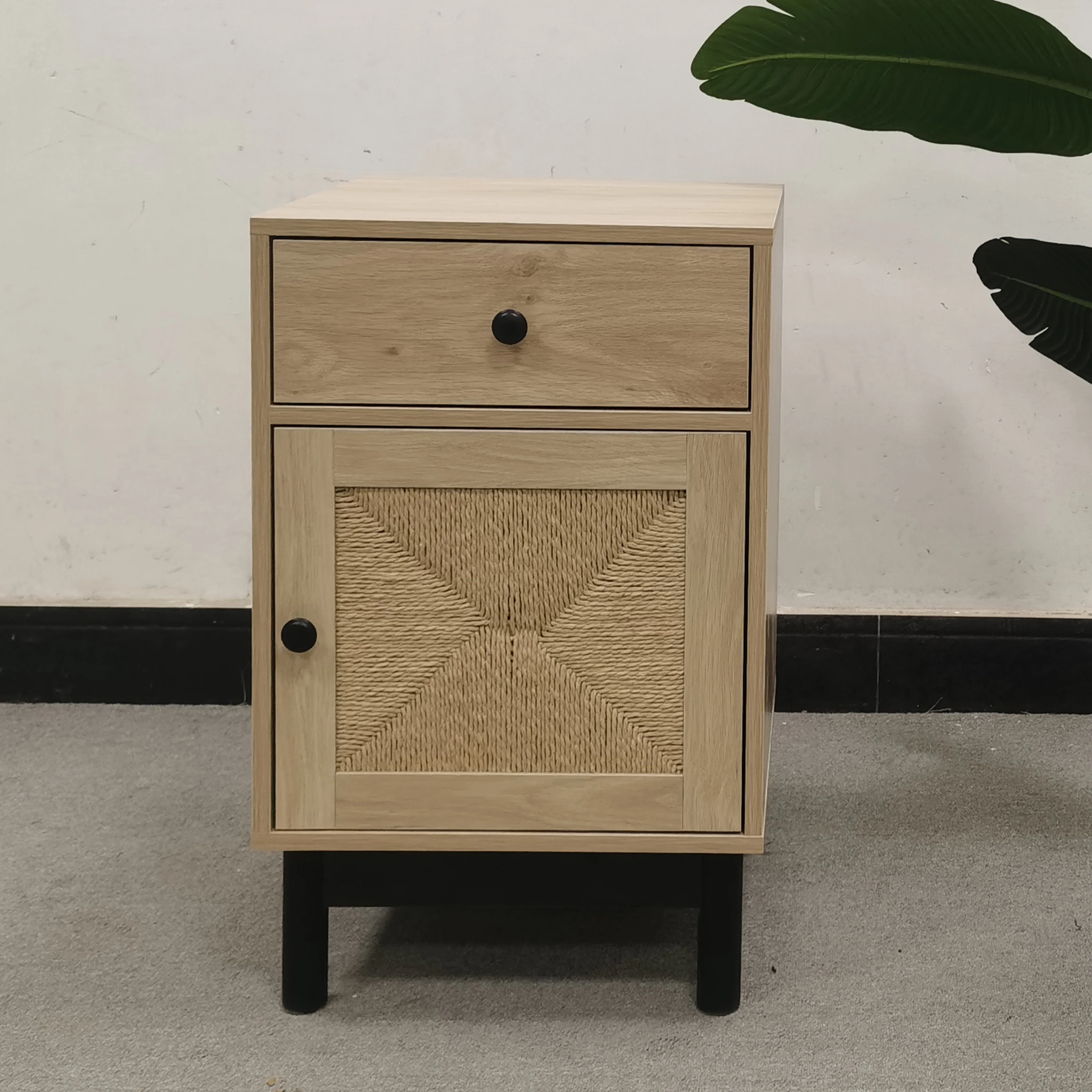 Современный дизайн Индивидуальный деревянный столик для кровати с бумажным плетеным ящиком из ротанга и дверной тумбочкой
