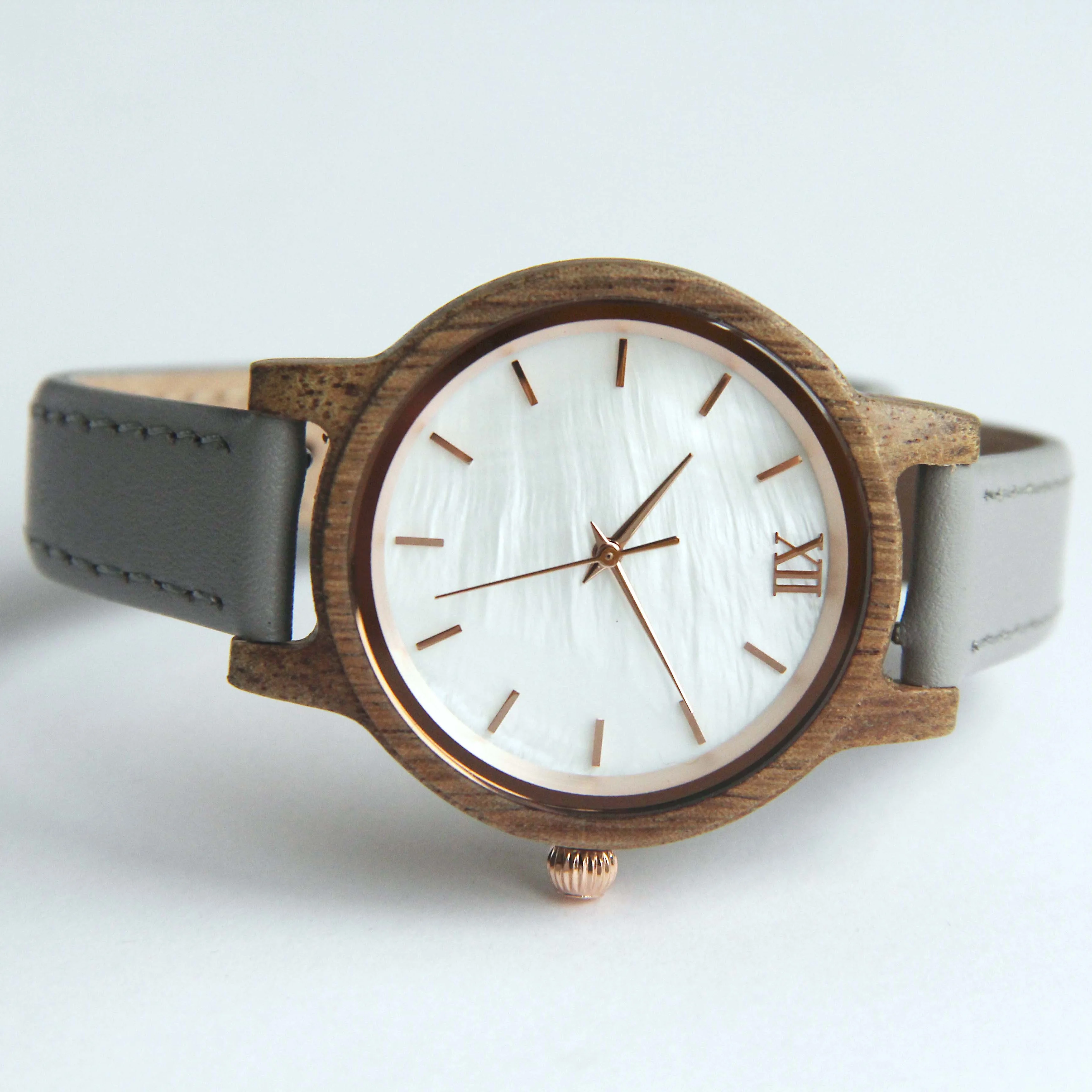 Drop Shipping 2020 Black Leather Strap Quartz Wood Watch For Women Shell Dial Gold Index