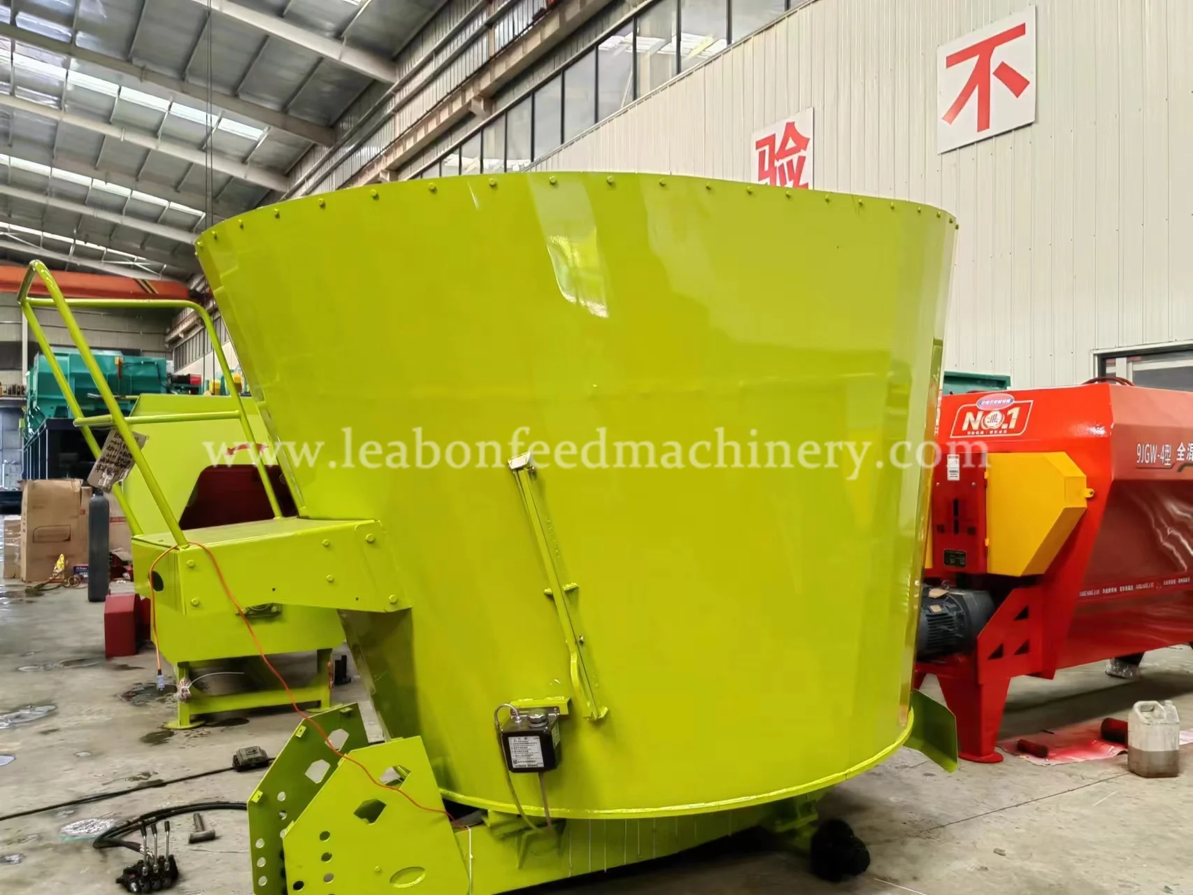 Factory TMR Mixer Machine Cattle Feed Mixer Tmr 3m3 Electric And Tractor Pto Powered Cow Feed Mixer price for sale