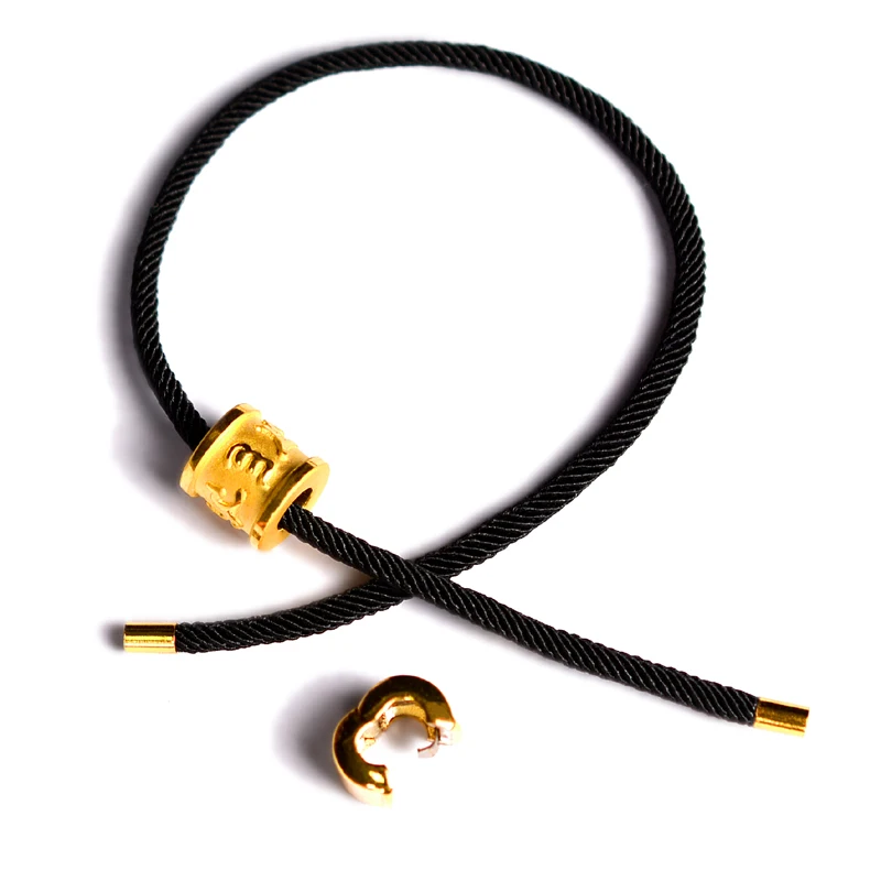 The bracelet requires no accessories and can be used for hand-knitting