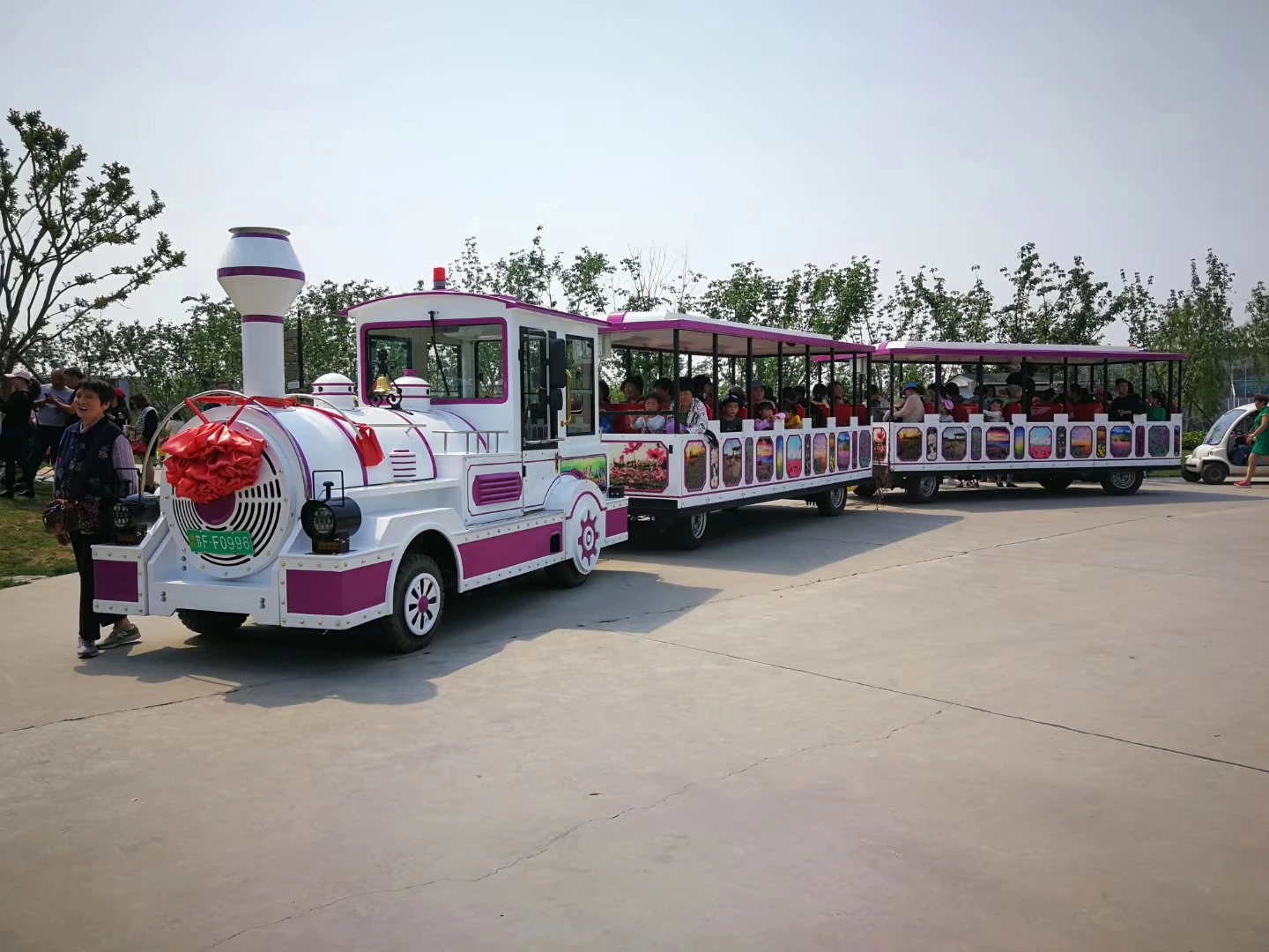 Extreme Cheap factory price battery powered common other amusement park products trackless train for sale