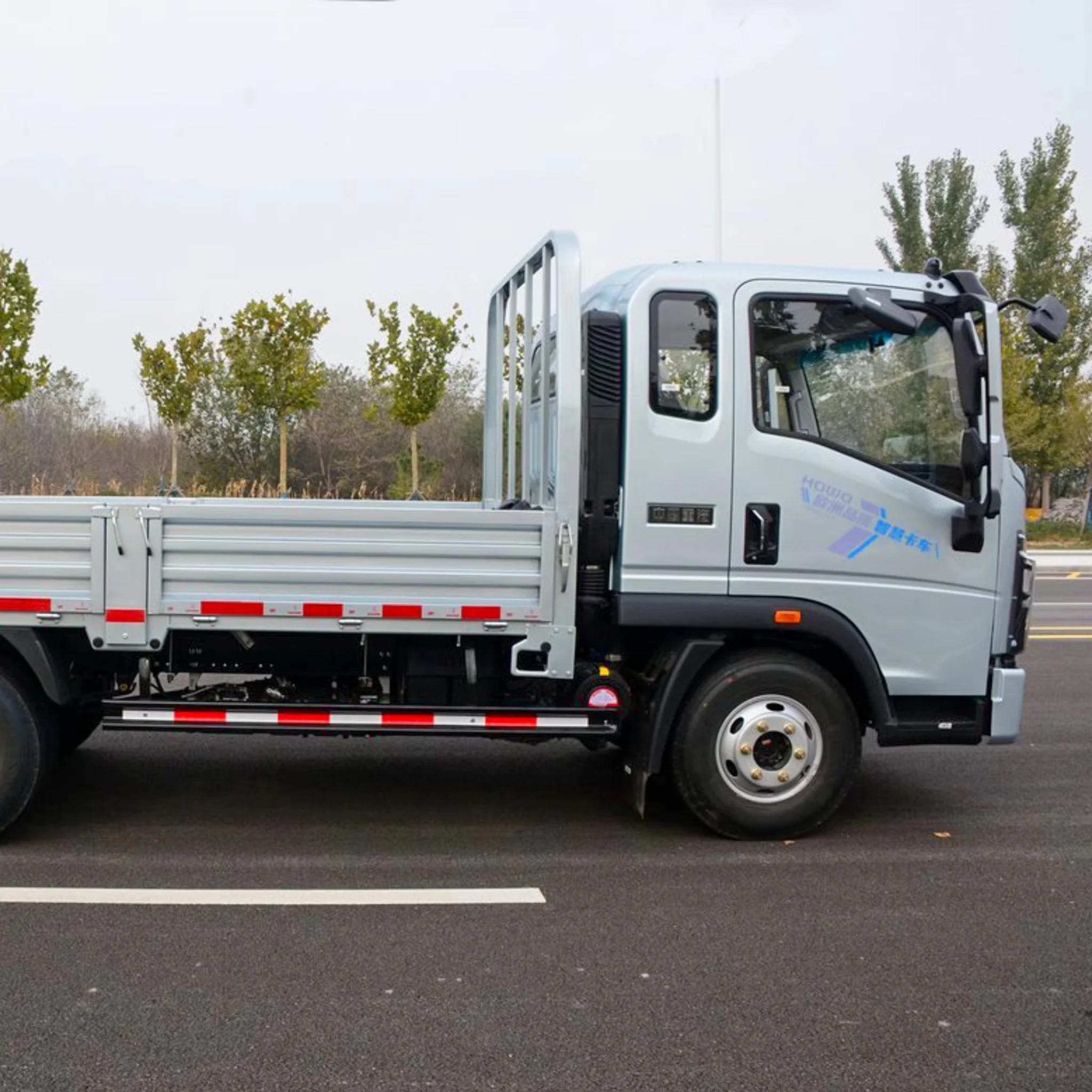 Sinotruk howo tongshuai 160 horsepower 3.85-meter automatic gear half-rail light truck is sold cheaply