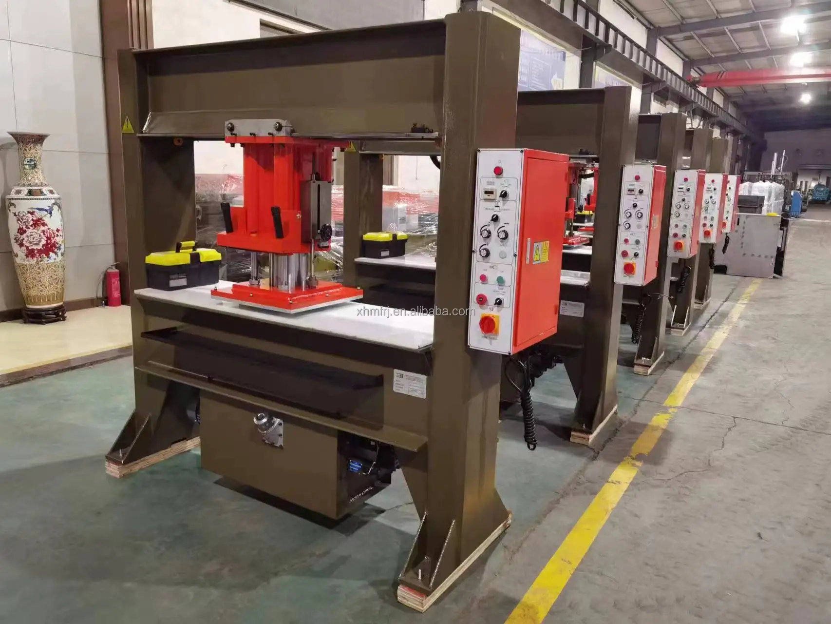 HUAMEI Hyadruclic head movement type cutting machine shoes upper cutting machine