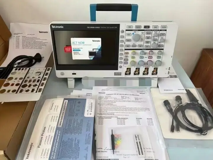 Tektronix TBS2104B Digital Oscilloscope with 4 TPP0200 probe new*