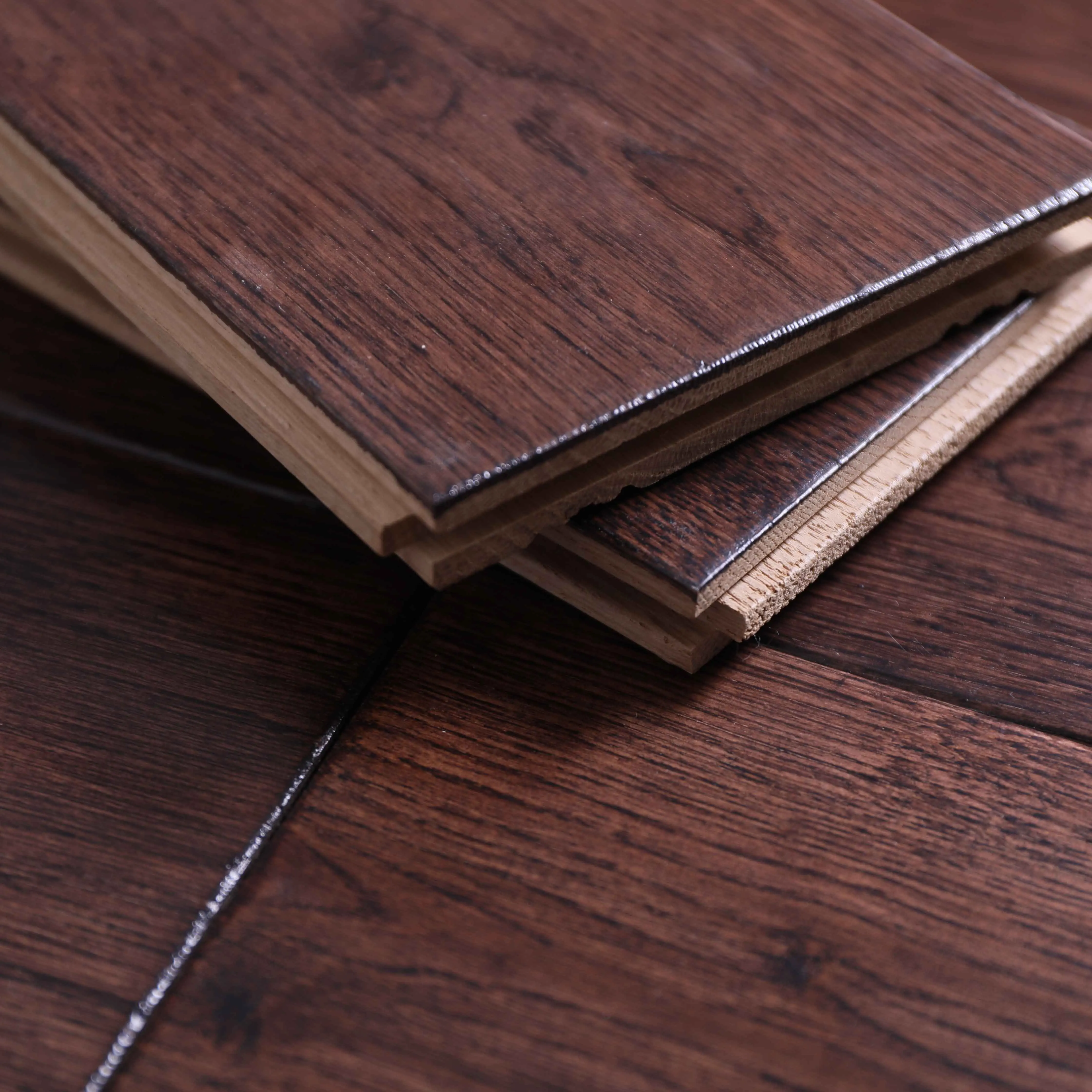 
18mm Oak UV Lacquered Solid Wood Handscraped Hardwood Flooring 