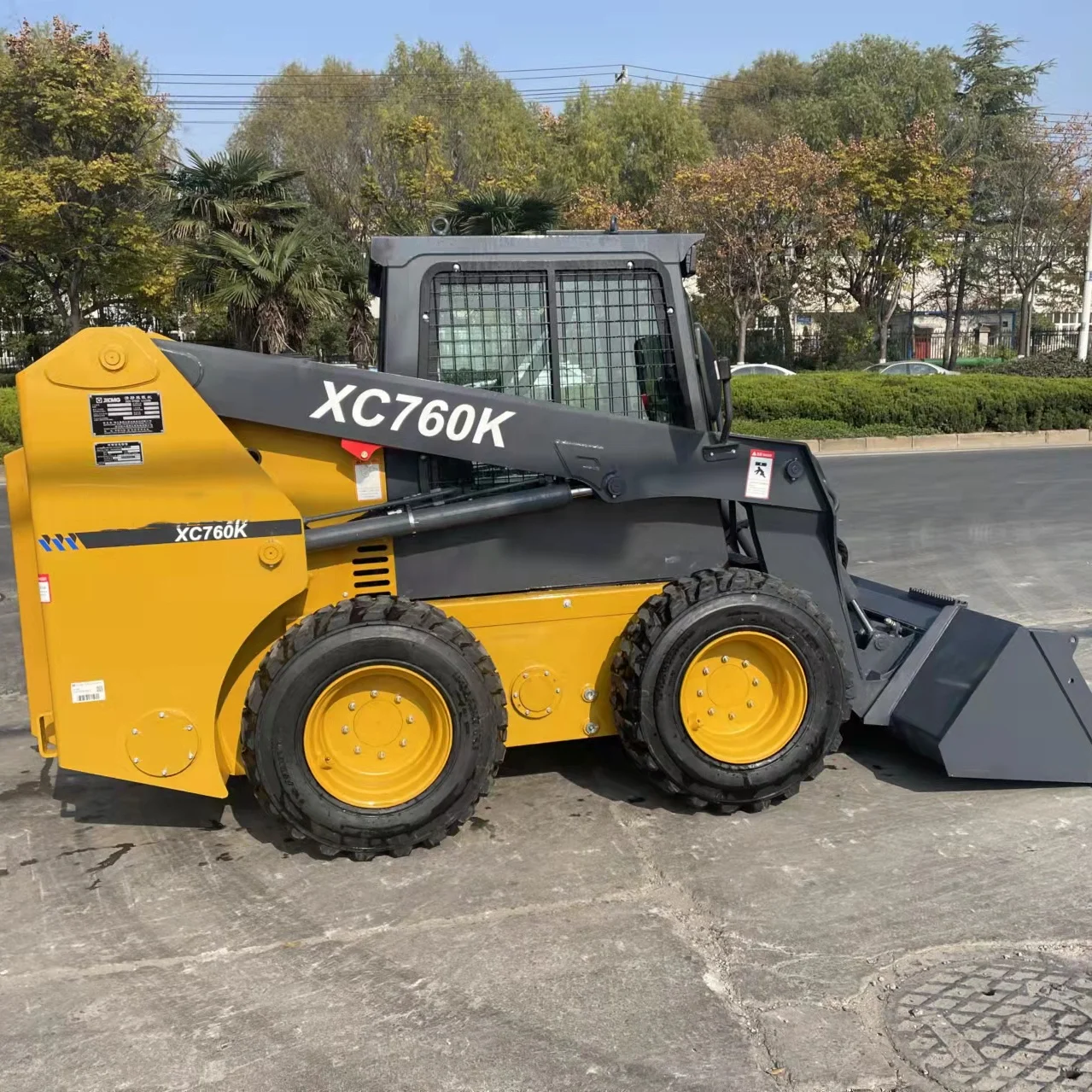 Easy Maintenance Skid Loader XC760K Small Skid Steer Loader with Snow Sweeper for Sale in Russia