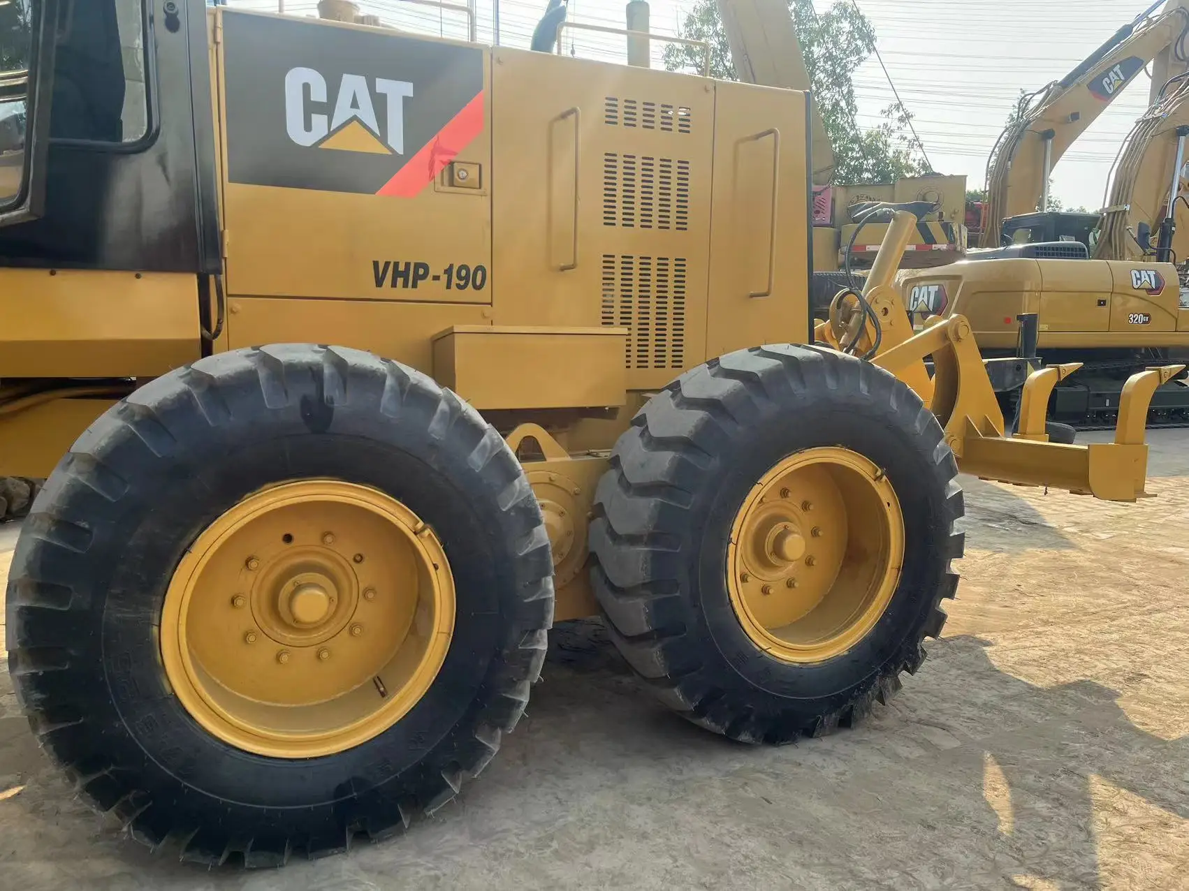 Used grader Caterpillar CAT 140K & 160H Motor Grader Machine Japan Made Front Loader with Skid Steer Drive