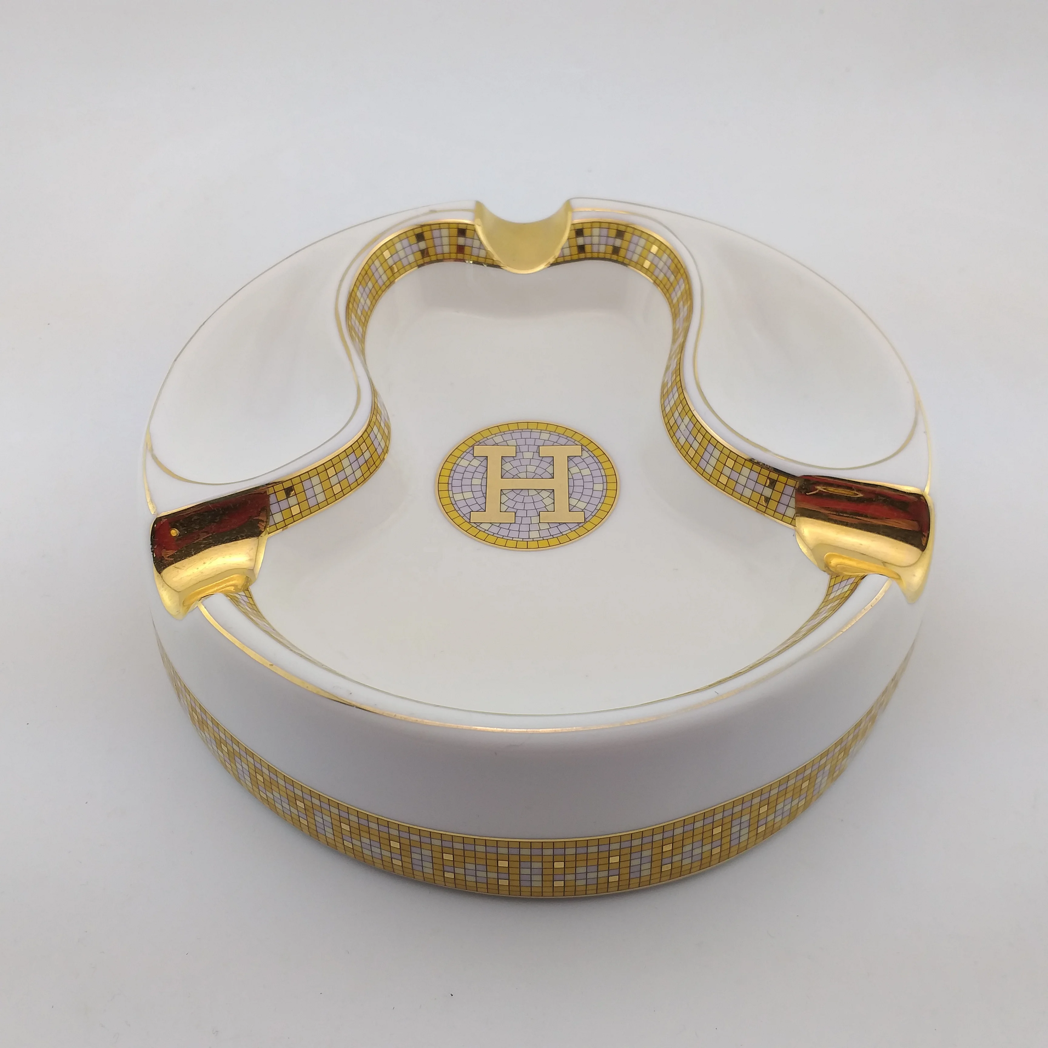 Best selling nice design unique round custom ceramic cigar ashtray with custom logo with golden rest