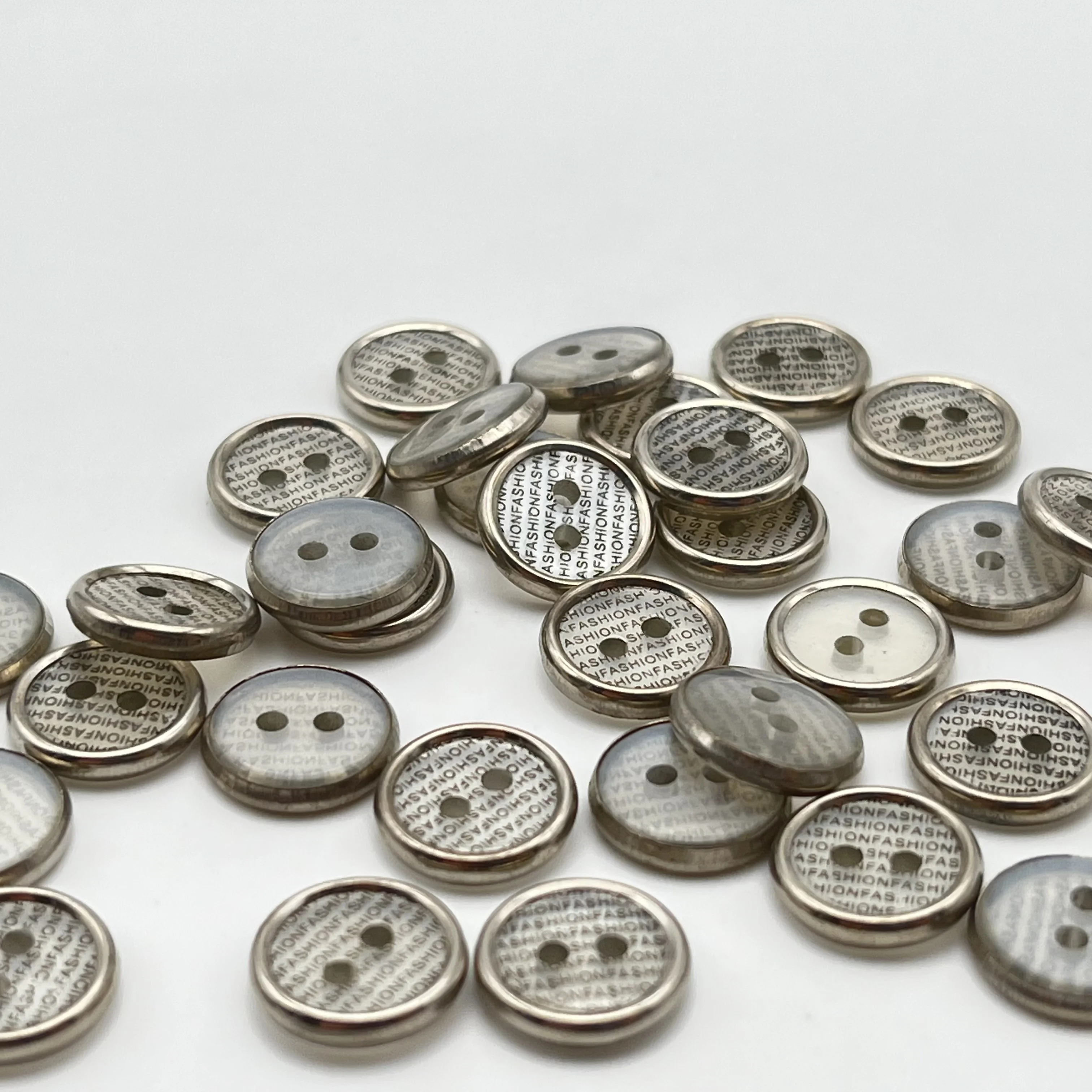 Новинка 2022, популярный размер логотипа, цветные полимерные пуговицы с двумя отверстиями для рубашек