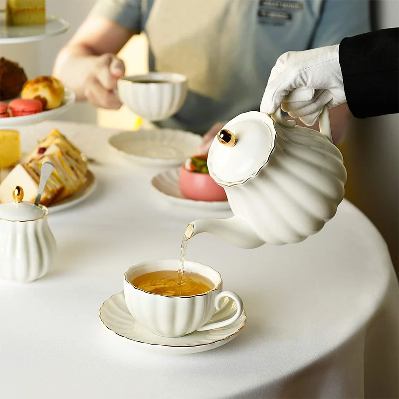High Quality Factory Supply Fine bone china Gold Tea pot and Cup saucers Ceramic Tea Sets