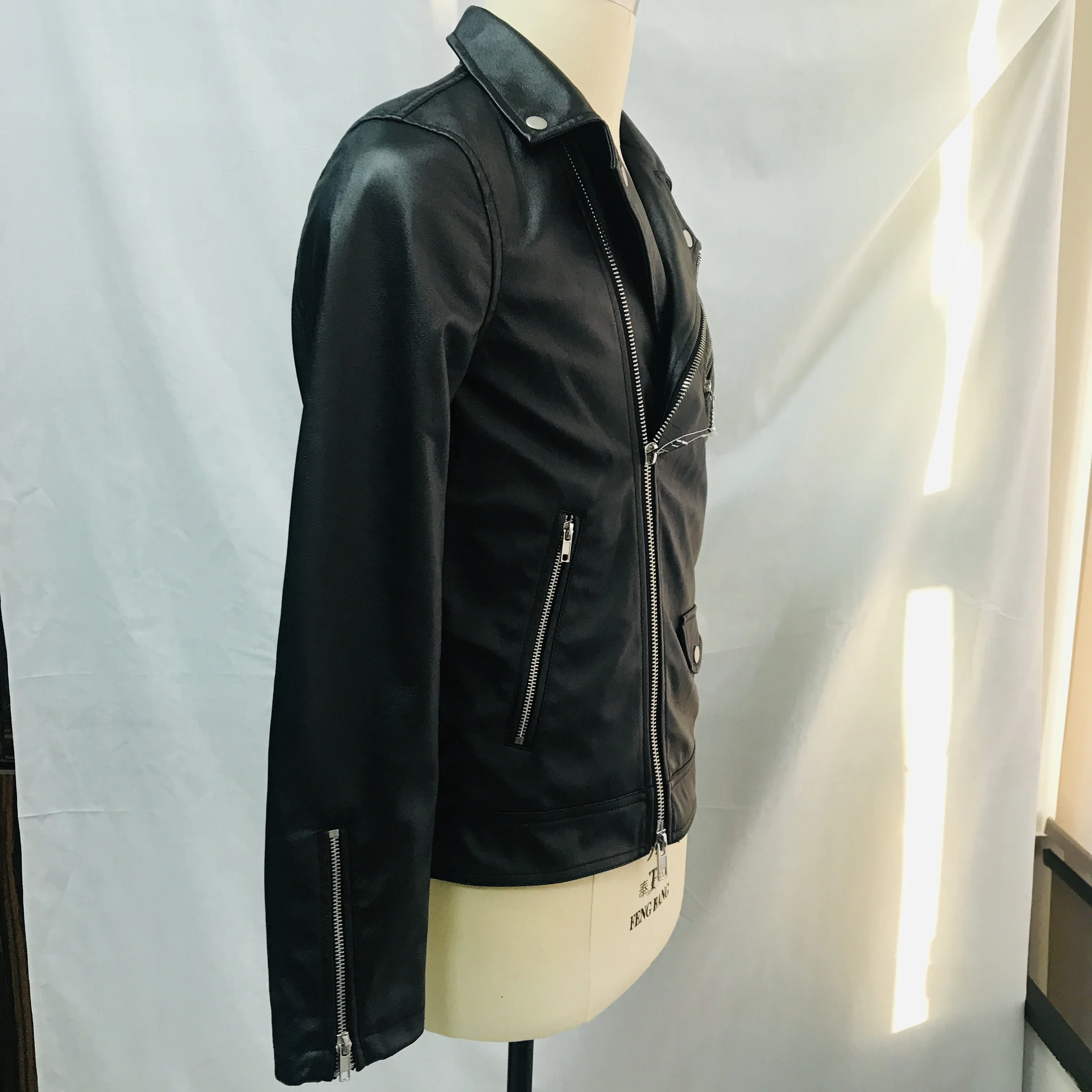 Сделанная на заказ в Китае женская короткая черная кожаная куртка с отложным воротником Куртки из искусственной кожи для девочек