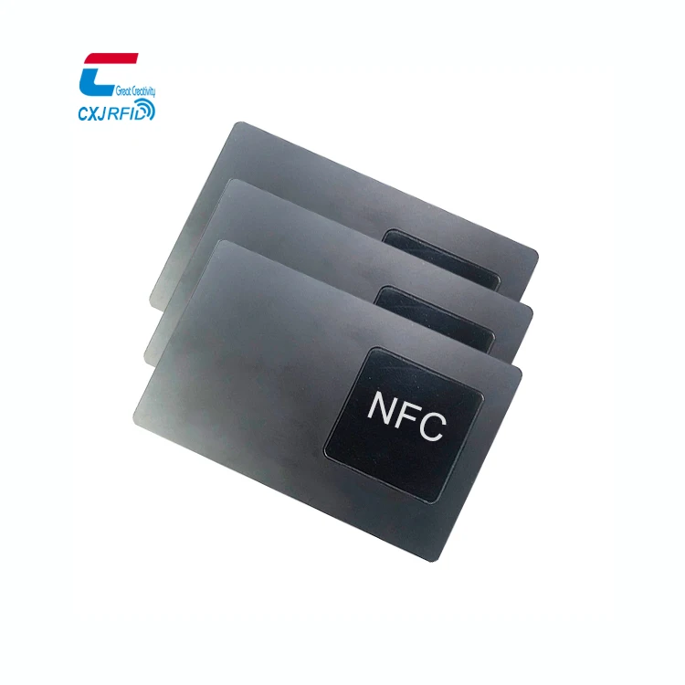 Черная металлическая визитная карточка NFC золотая на