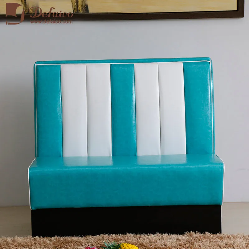 Сделанная на заказ угловая ретро-будка в американском стиле 50-х годов для закусочной в голливудском стиле с красной и белой кожей