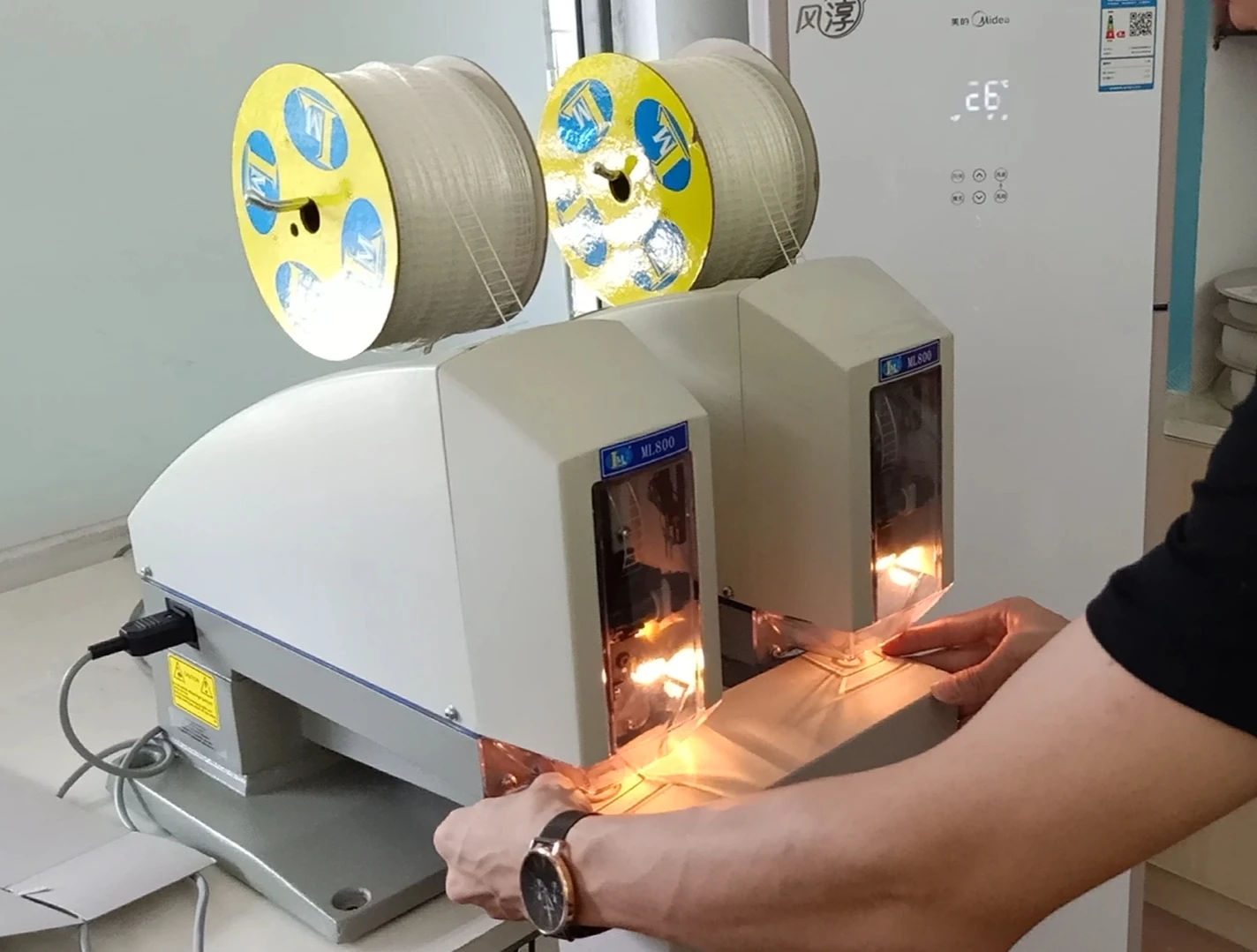 Plastic Staple Attacher Tagging Machine for Clothes Jeans Socks and Textile