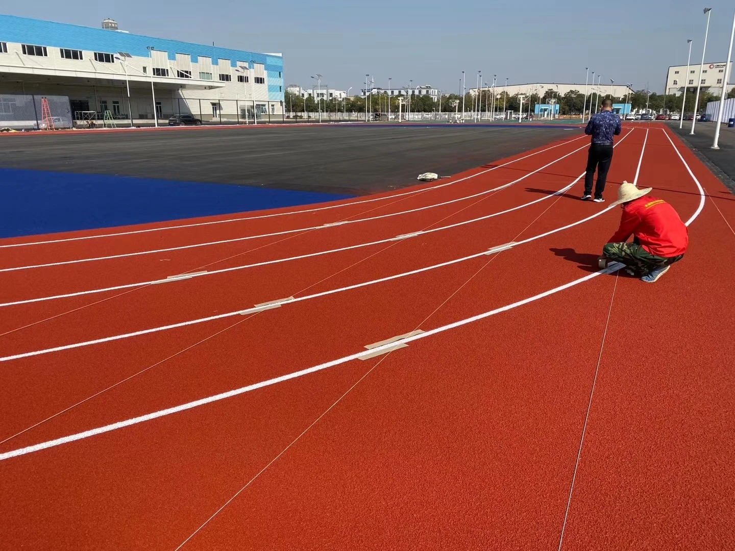 Легкая атлетика, проливная резиновая гусеничная система/тартан, Беговая гусеница, резиновые гранулы и полиуретановое Связывание по хорошей цене