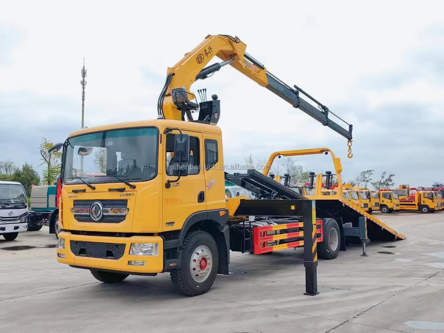 Good Quality Road Emergency Dongfeng 4X2 8Ton 10Ton Wrecker Towing Truck Flatbed Body Truck with Crane for sale