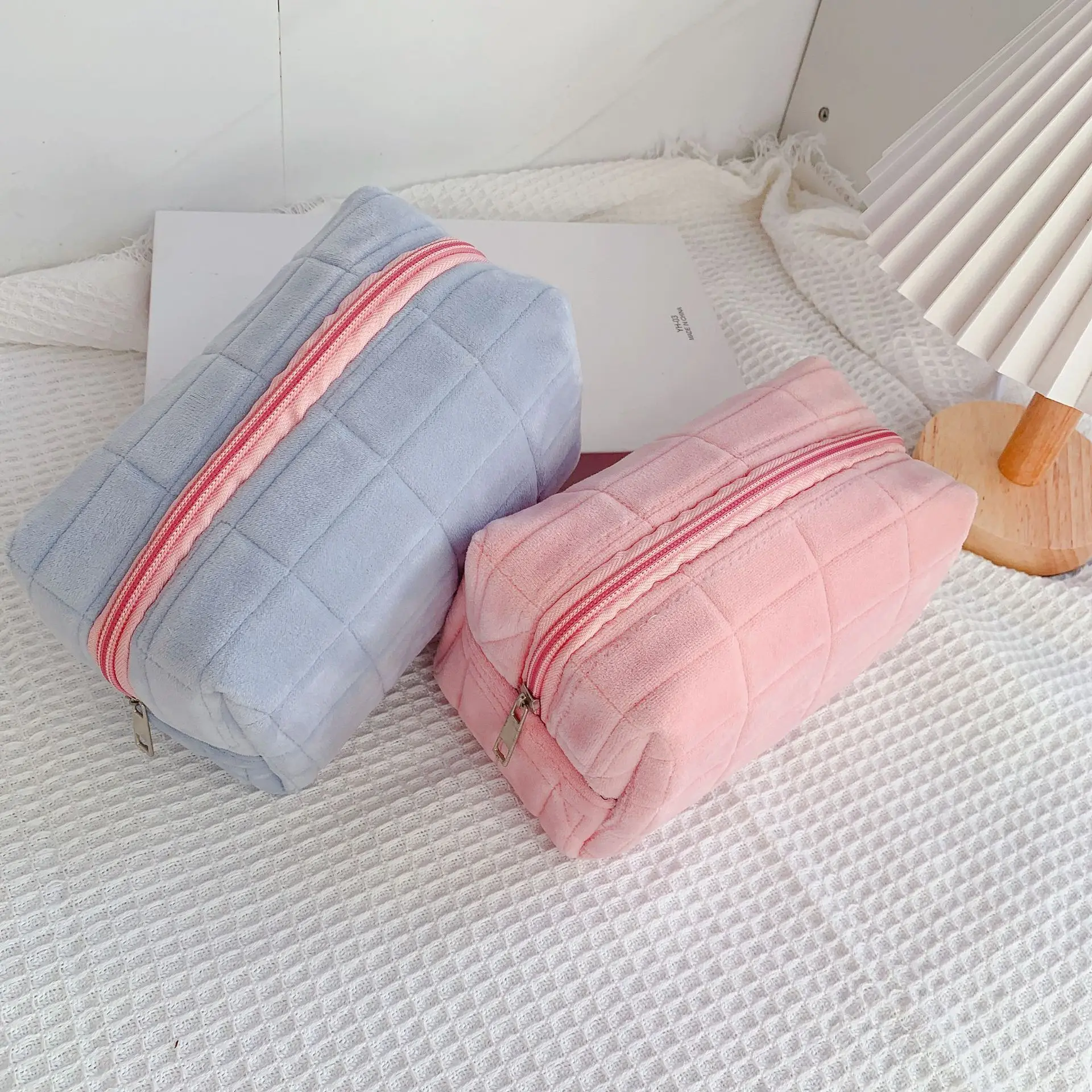Wholesale New Style High Quality Portable Cream Velvet Cosmetic Makeup Bag For Stationery With Zipper