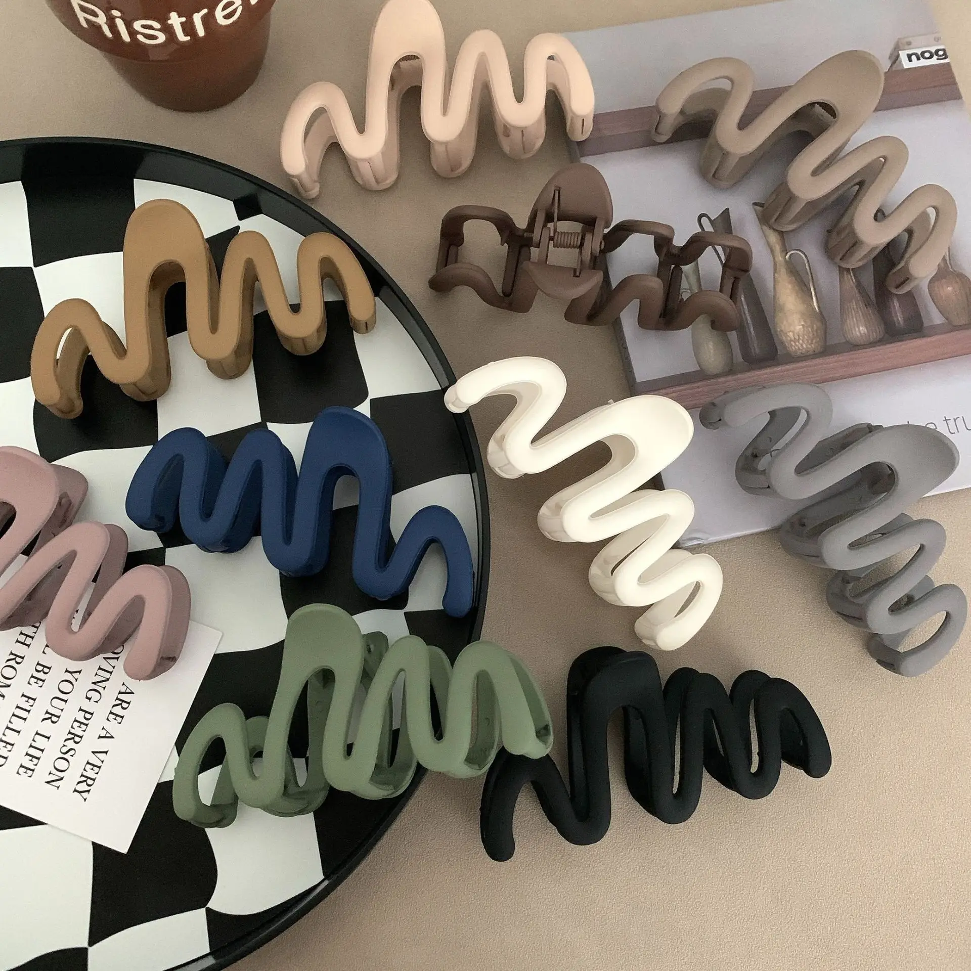 Wavy Elegant Resin Hair Claw Clamps Claw Clips Wholesales Hair Accessories Plastic Matte Large Claw Clips for Thick Hair 2023