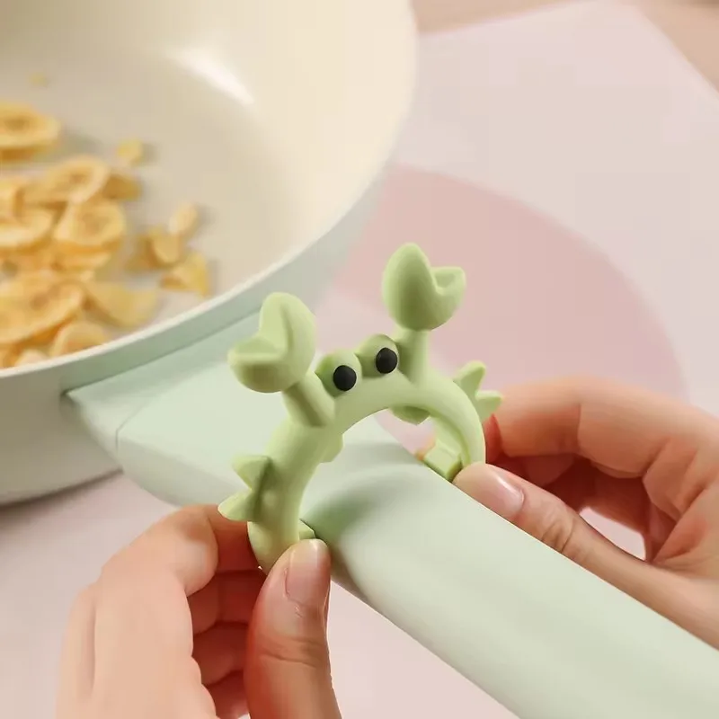 Home Kitchen Use Crab Shape Silicone Spatula Rack and Soup Spoon Holder Pot Edge Clip Anti-Overspill Rack