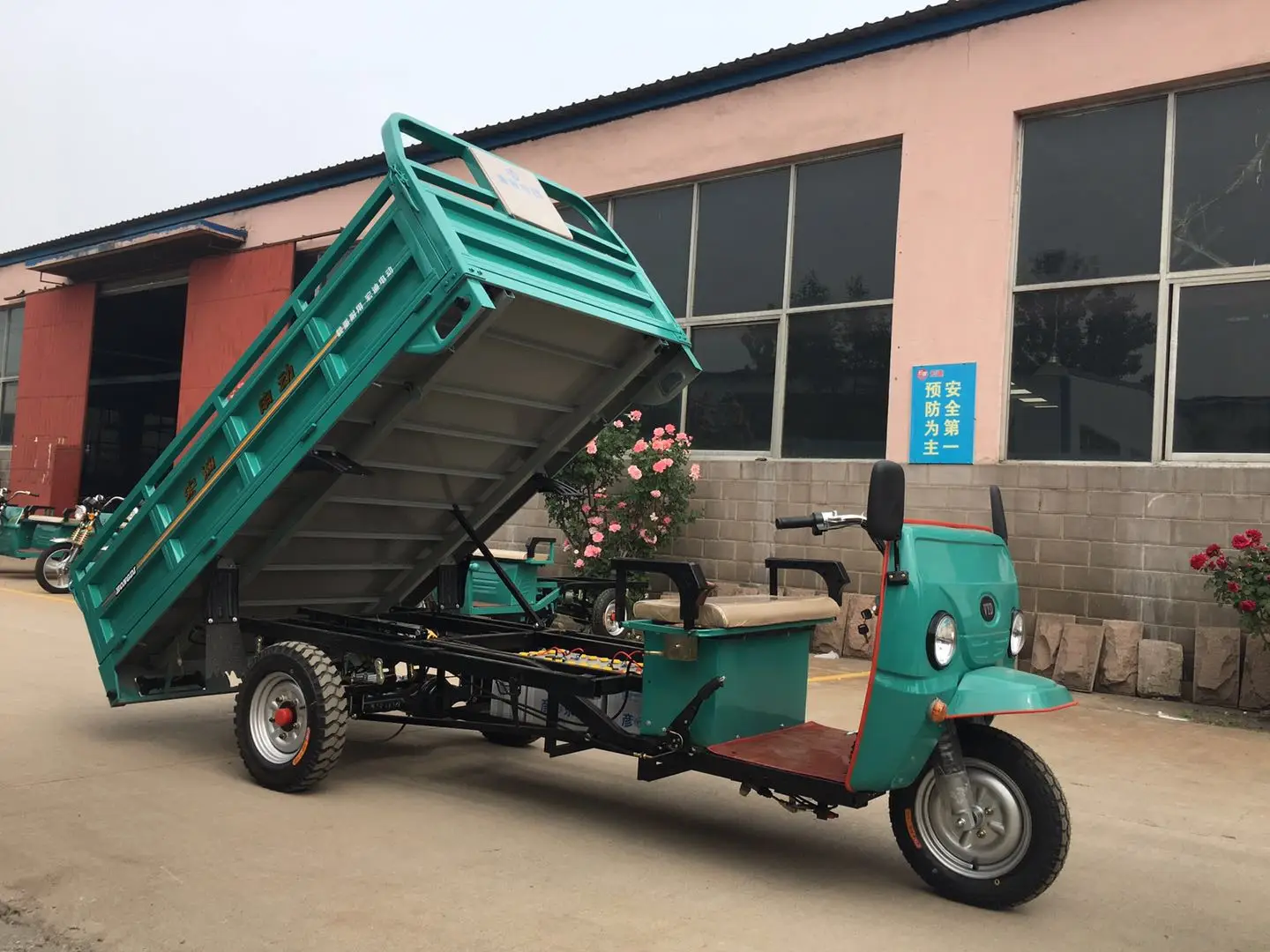 HONGDI Brand Heavy Duty Large Cargo Box 2 Ton Load Capacity 3 Wheel Freight Cargo Tricycle For Agriculture