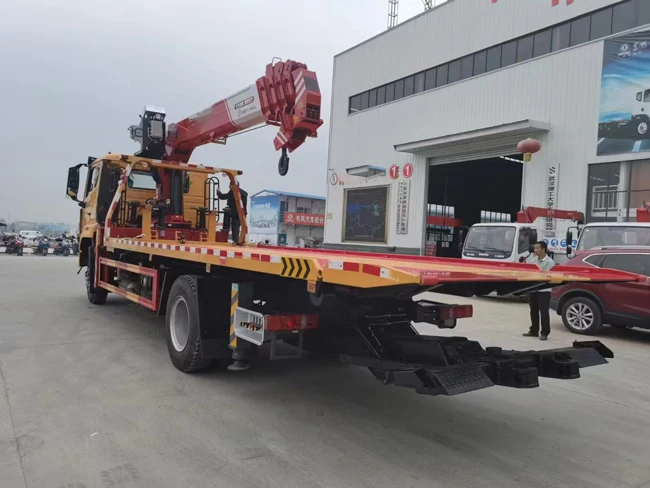Customized HOWO 4x2 6 Meters Tow Trucks Wrecker Truck with 8 Tons Crane for Car Accidents