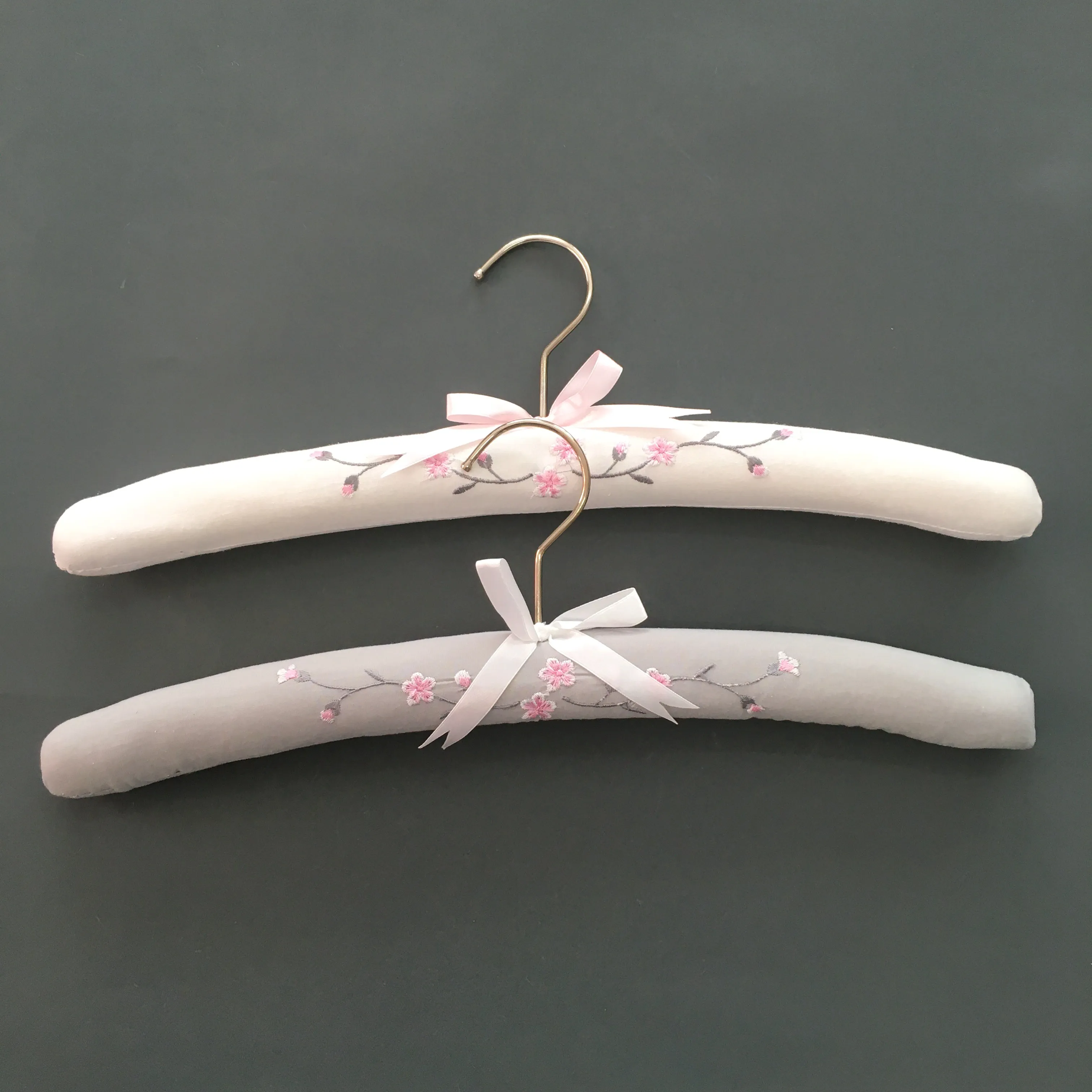 China Hot-Selling Clothes Coat Hangers Wholesale