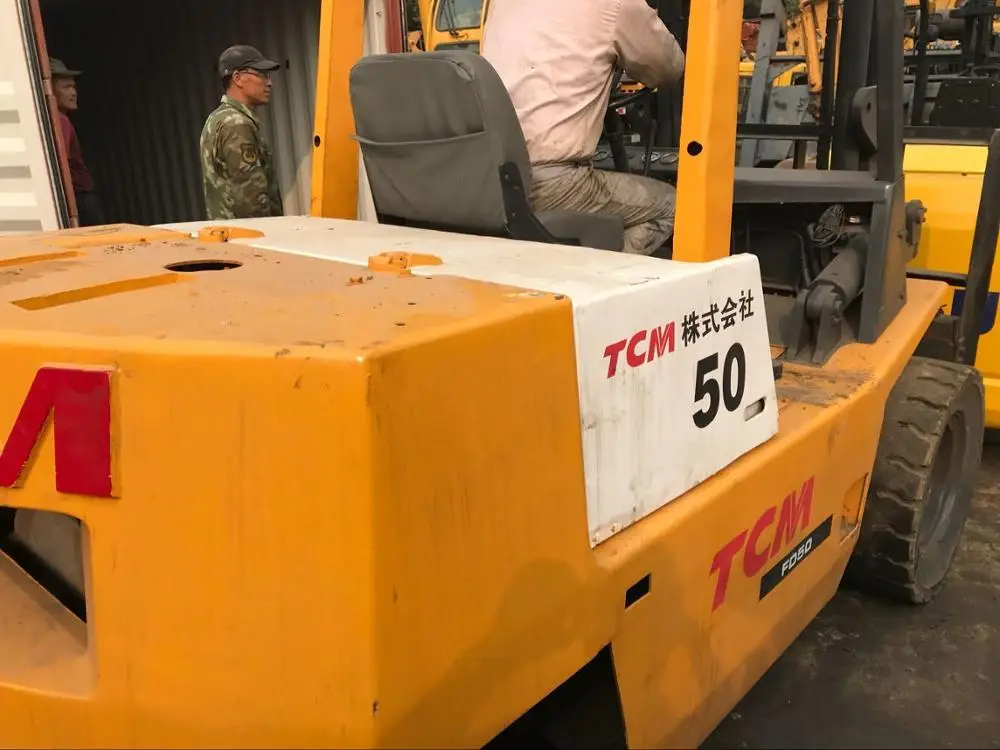 Отличное качество использованный вилочный погрузчик 5T TCM оригинальный из Японии для продажи