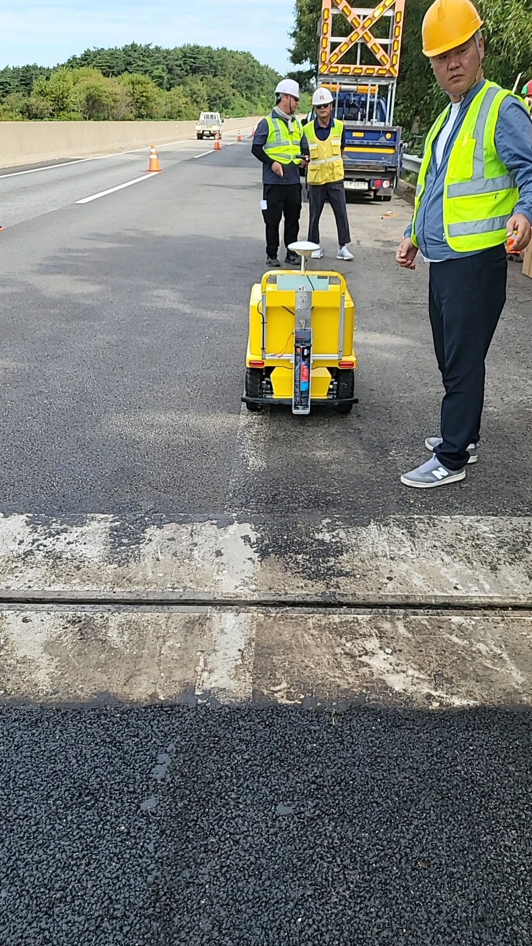 robot paint sprayer grass paint sprayer machine  football or soccer fields sprayer GPS mapping