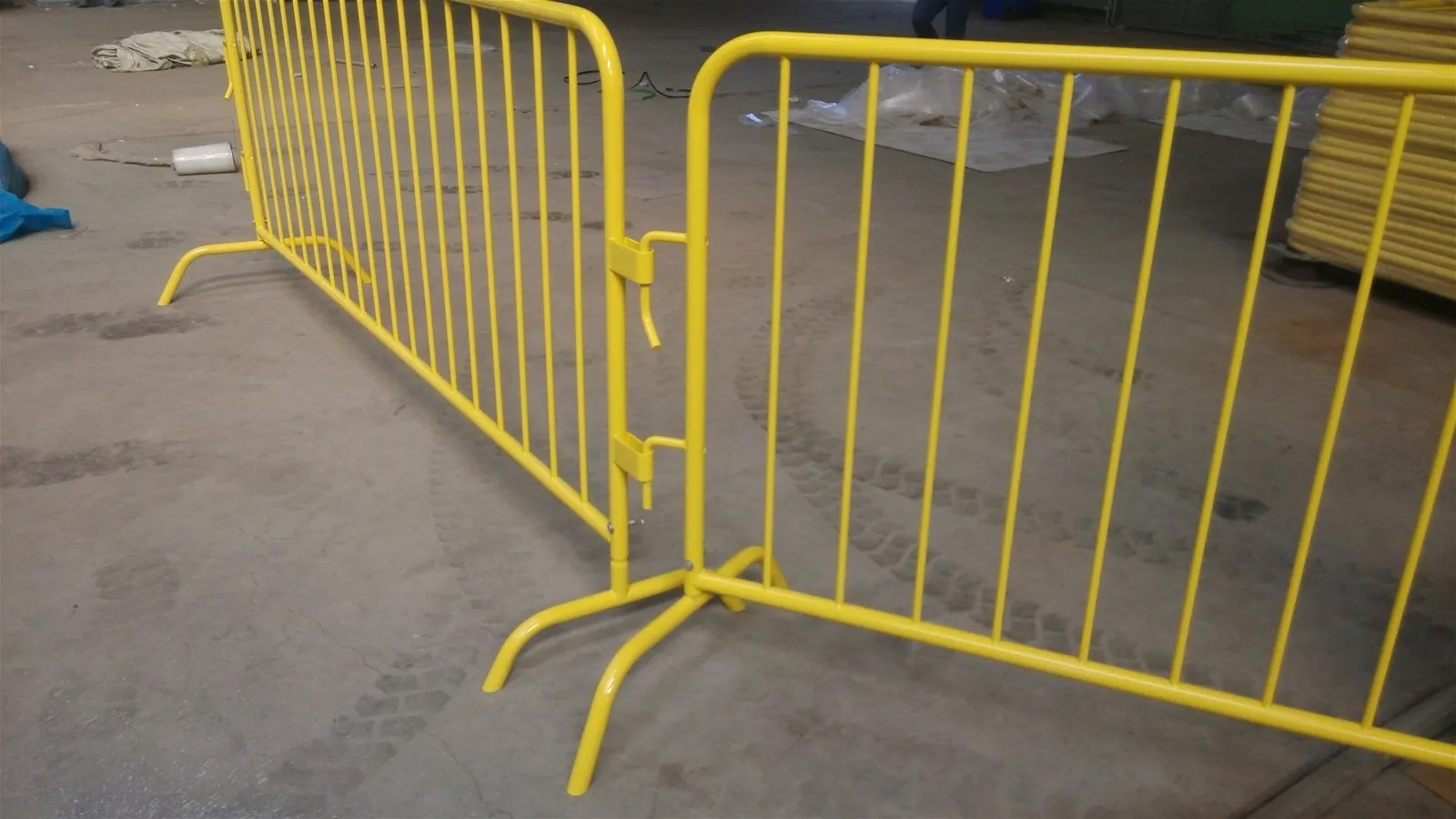 Outdoor welded metal traffic barriers safe and portable temporary crowd control barrier