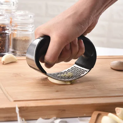 Hot Multifunctional Garlic Press Peeler Manual Stainless Steel Garlic Press with Plastic Handle