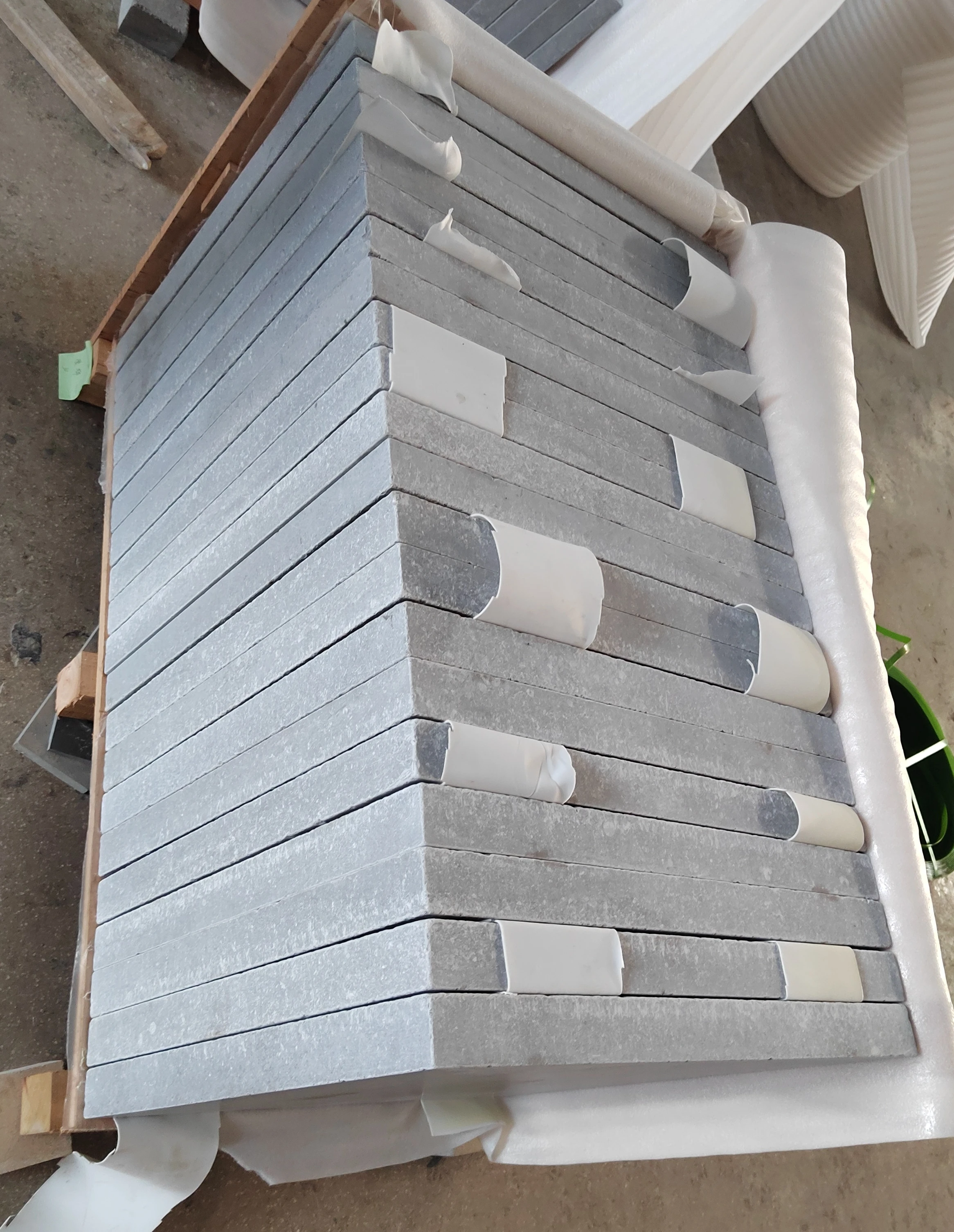 2024 Hot Sale Good Price Modern Custom Tumbled Travertine Mosaic Tiles Outdoor Hotel Projects Garage Floor Tiles Graphic Design
