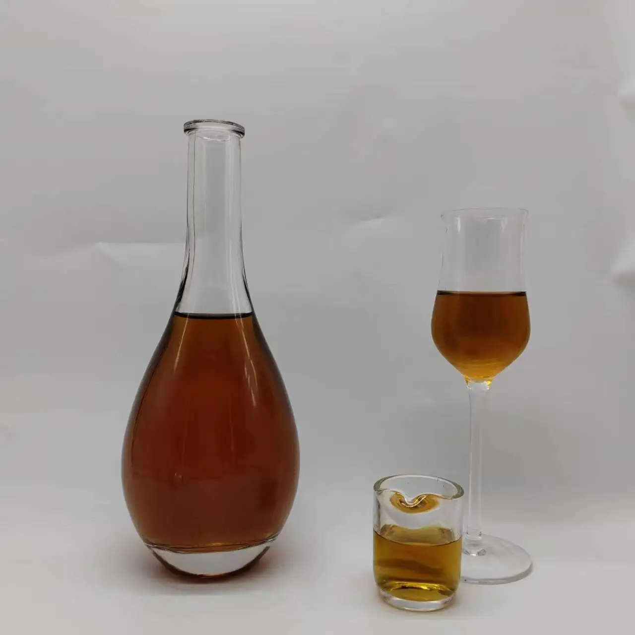 New Design 750ml Flat Shape Glass Bottle Beer Belly Style with Cork Seal for Cachaca Mezcal Tequila Wine Water Whiskey