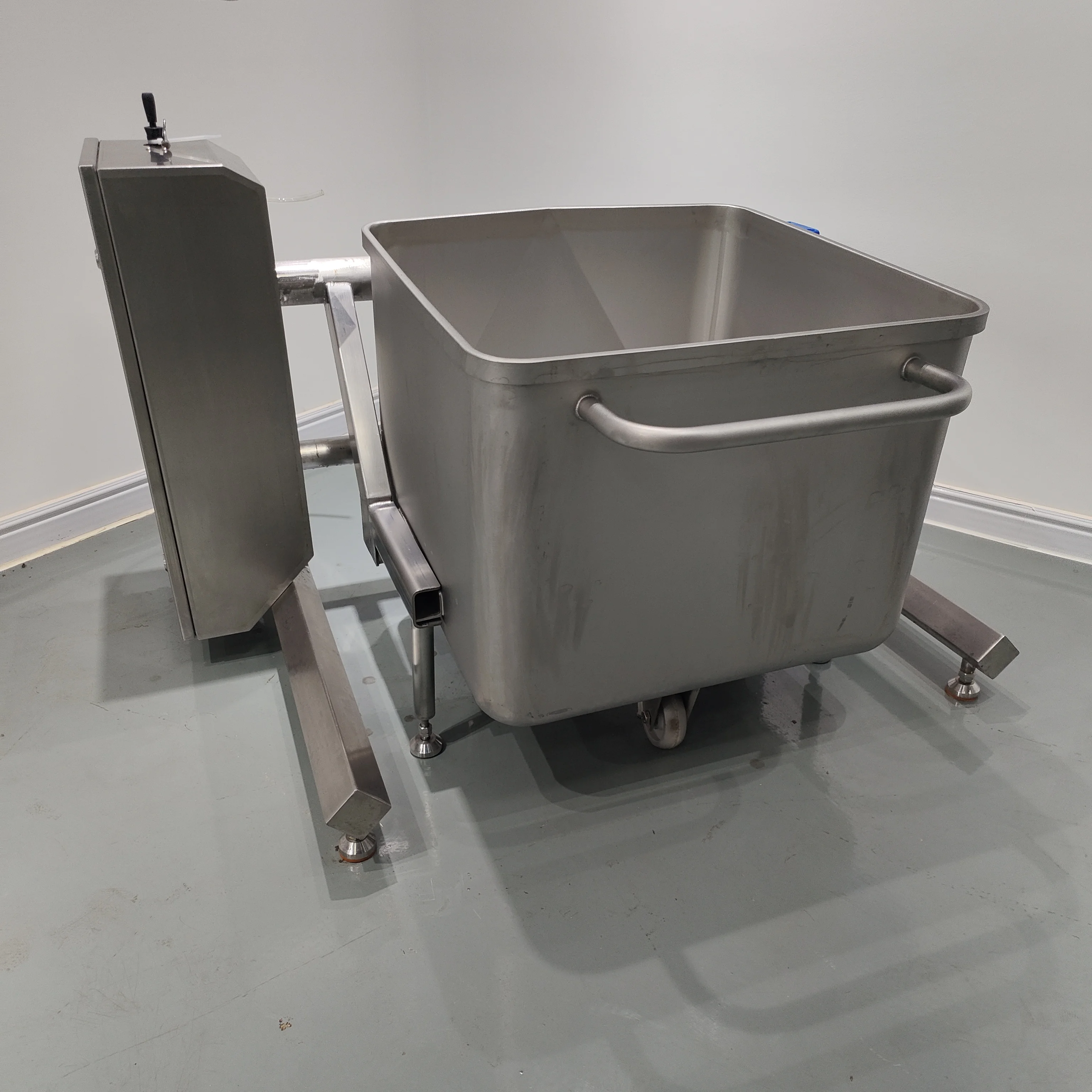 SUS 304 200L Meat Buggy Trolleys Wagon Trolleys for Efficient Meat Processing Machinery