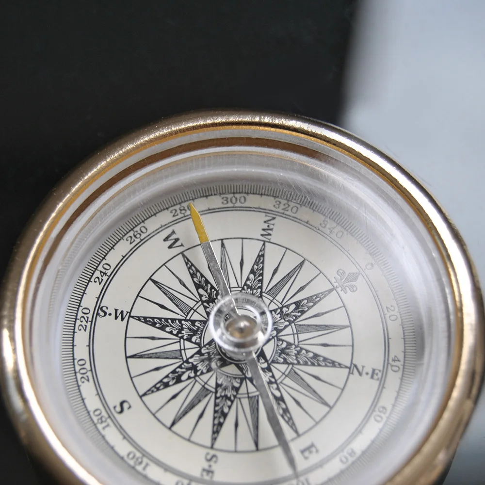 Portable Antique Aluminum Pocket Compass Golden Qibla with OEM Packing Services for Outdoor Usage