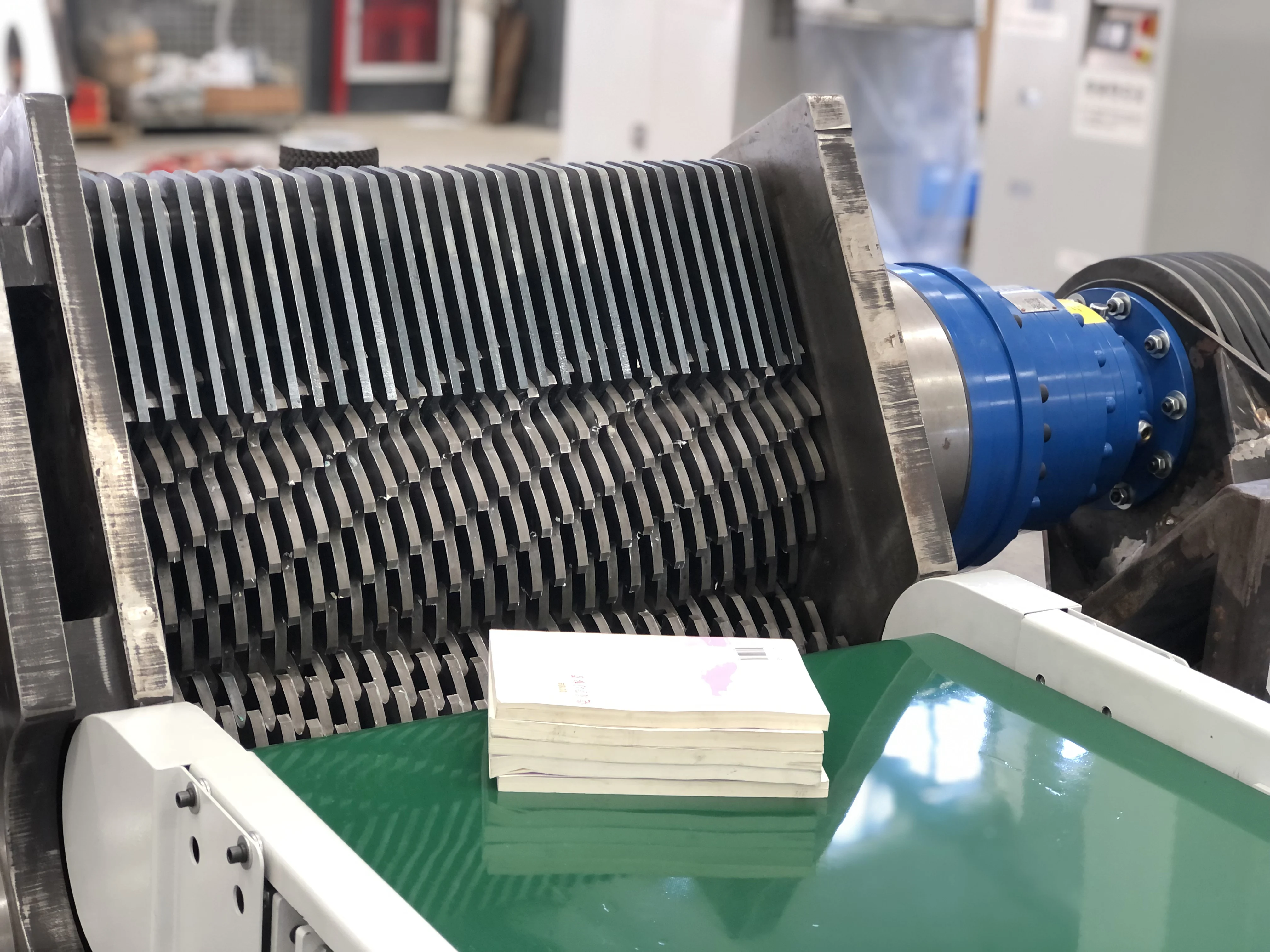 Industrial Two Shaft Paper Document Books Shredder with Conveyor