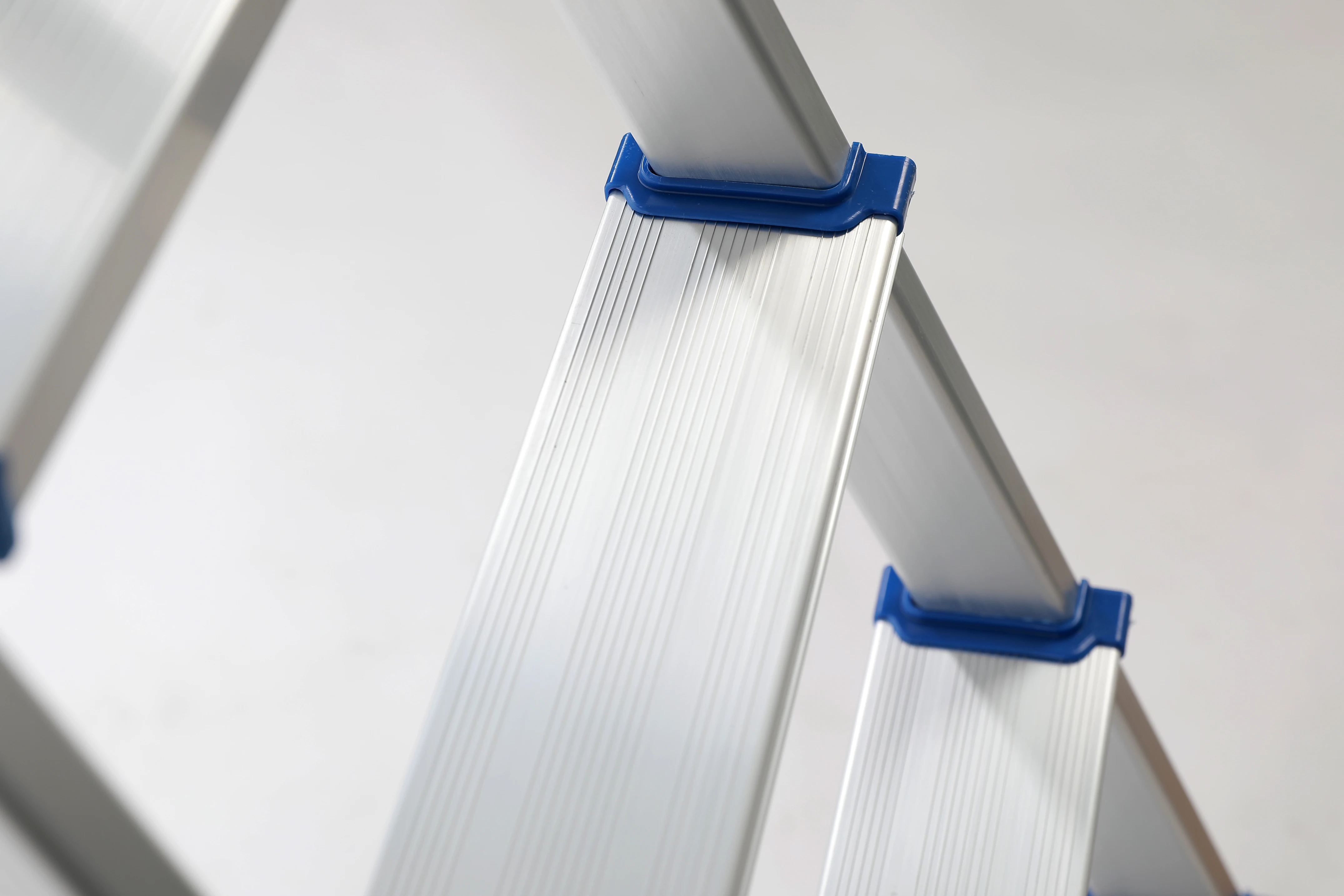 High Quality 5-Step Metal Folding Aluminum Step Ladder Portable Industrial Design for Outdoor and Workshop Use EN131 Certified