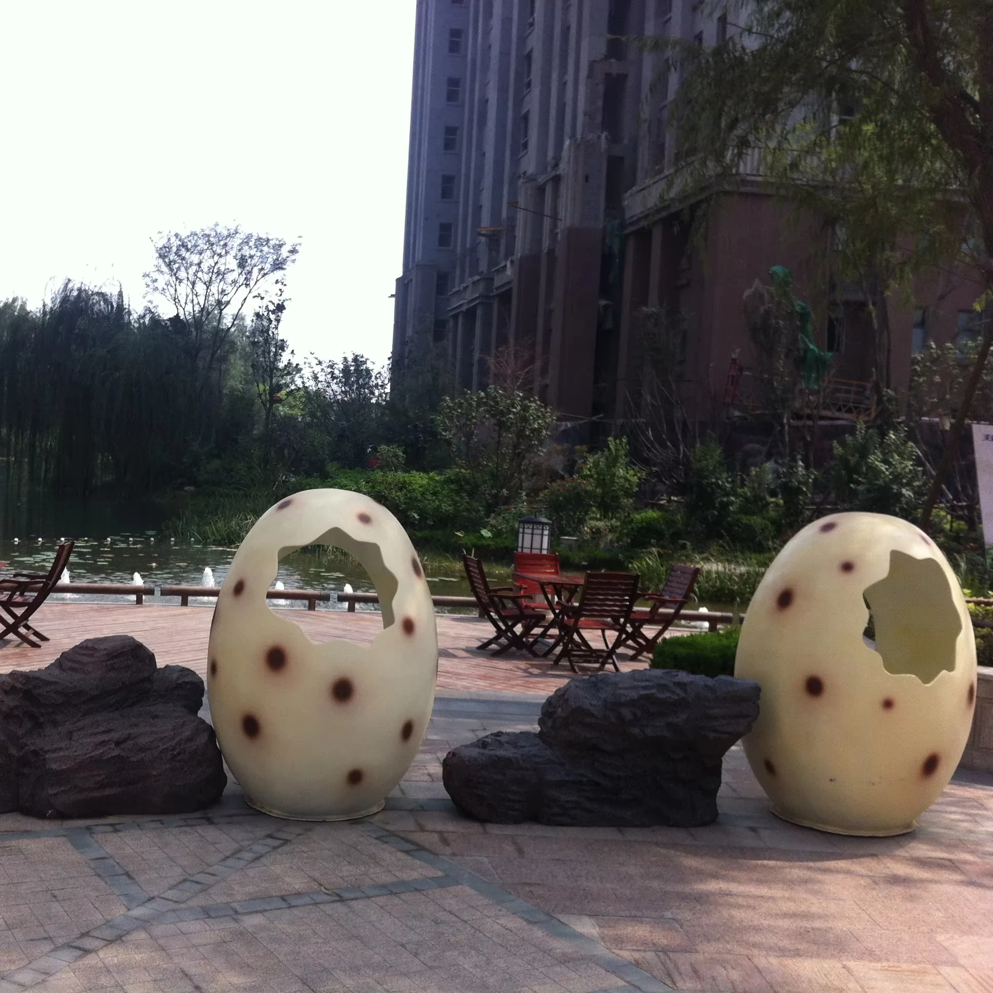 Custom Life-Size Indoor Fiberglass Dinosaur Egg Statue Outdoor Garden Adventure Sculpture for Shopping Malls Animatronic Model