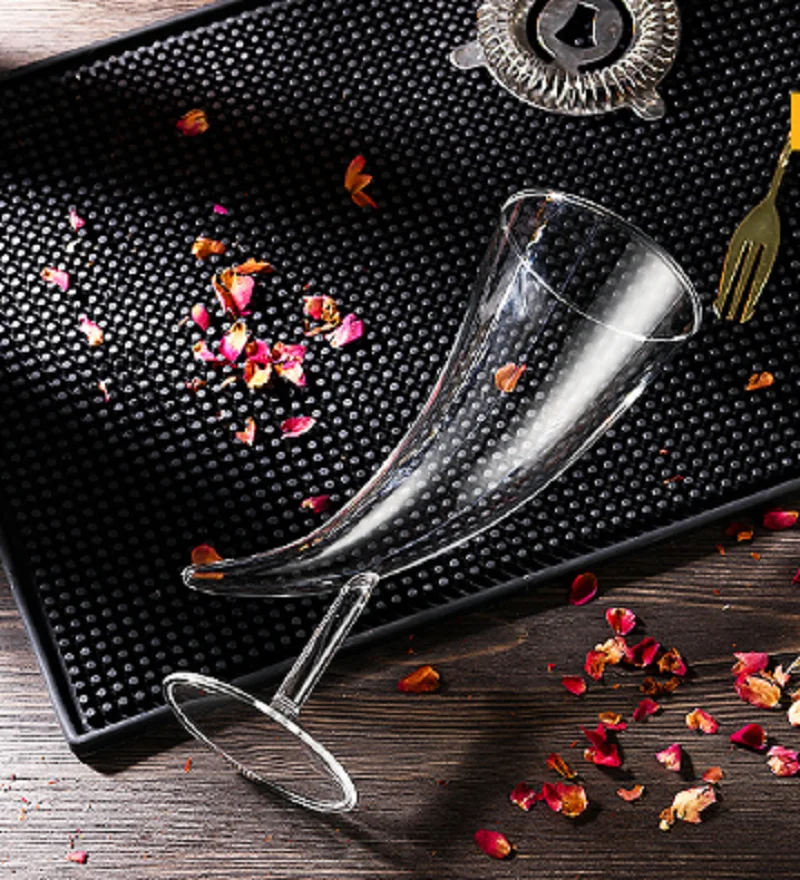 Ice cream cup juice drinking glasses 350ml cocktail glass crescent moon wine glass on horn shaped wine glass cup