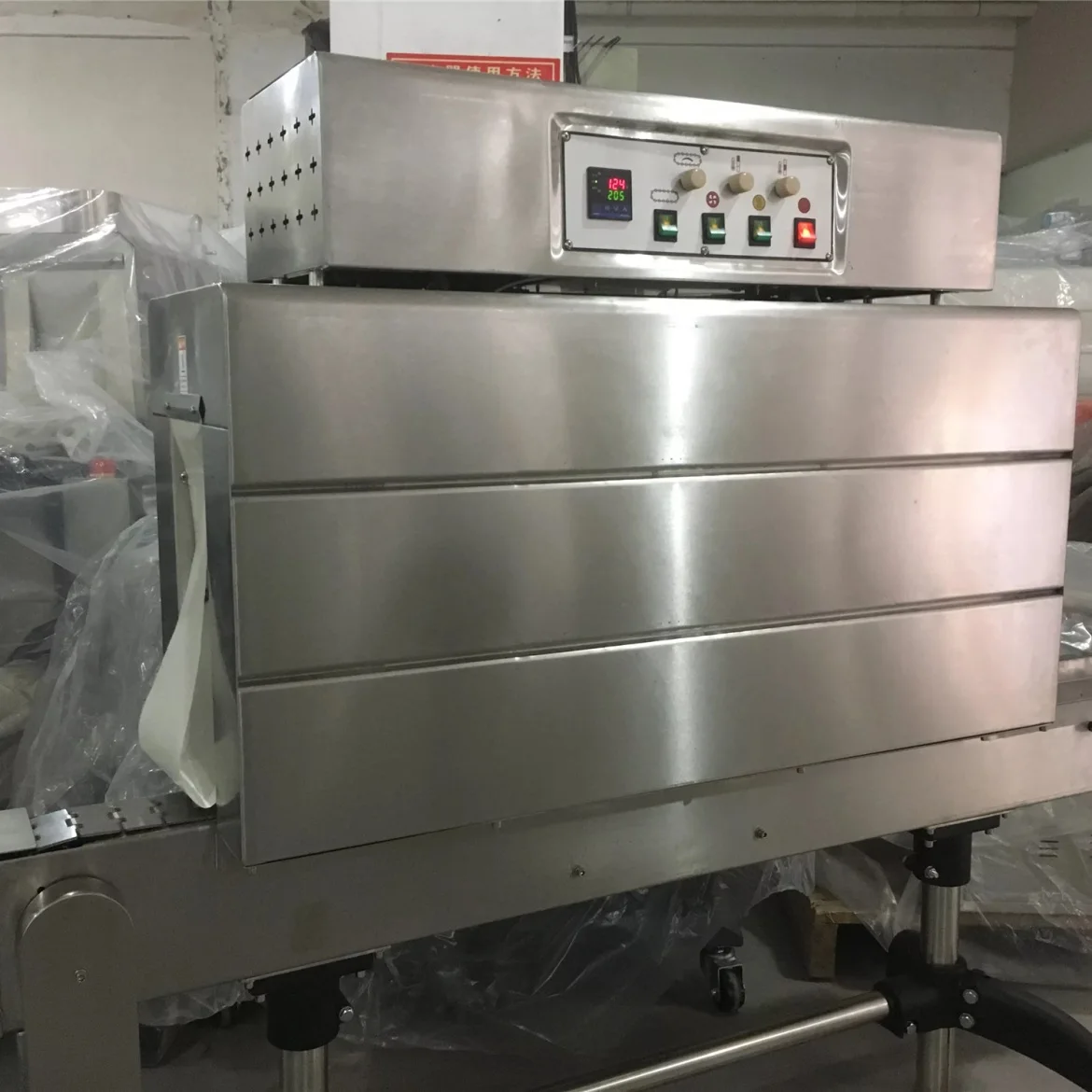 Beverage bottle shrink labeling machine