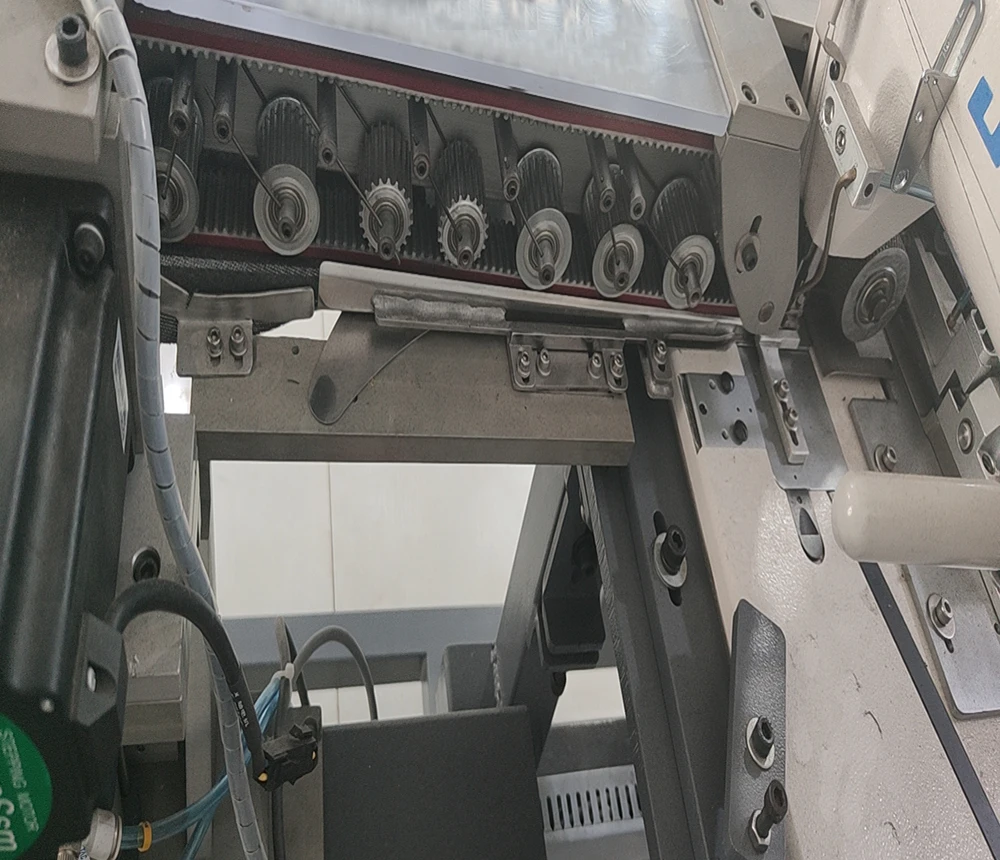 Jeans equipment pocket rolling machine /A machine that rolls up the pockets of jeans