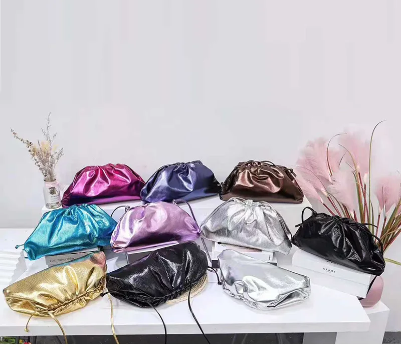 Женская сумка-клатч с металлическим блеском золотого и серебряного цвета