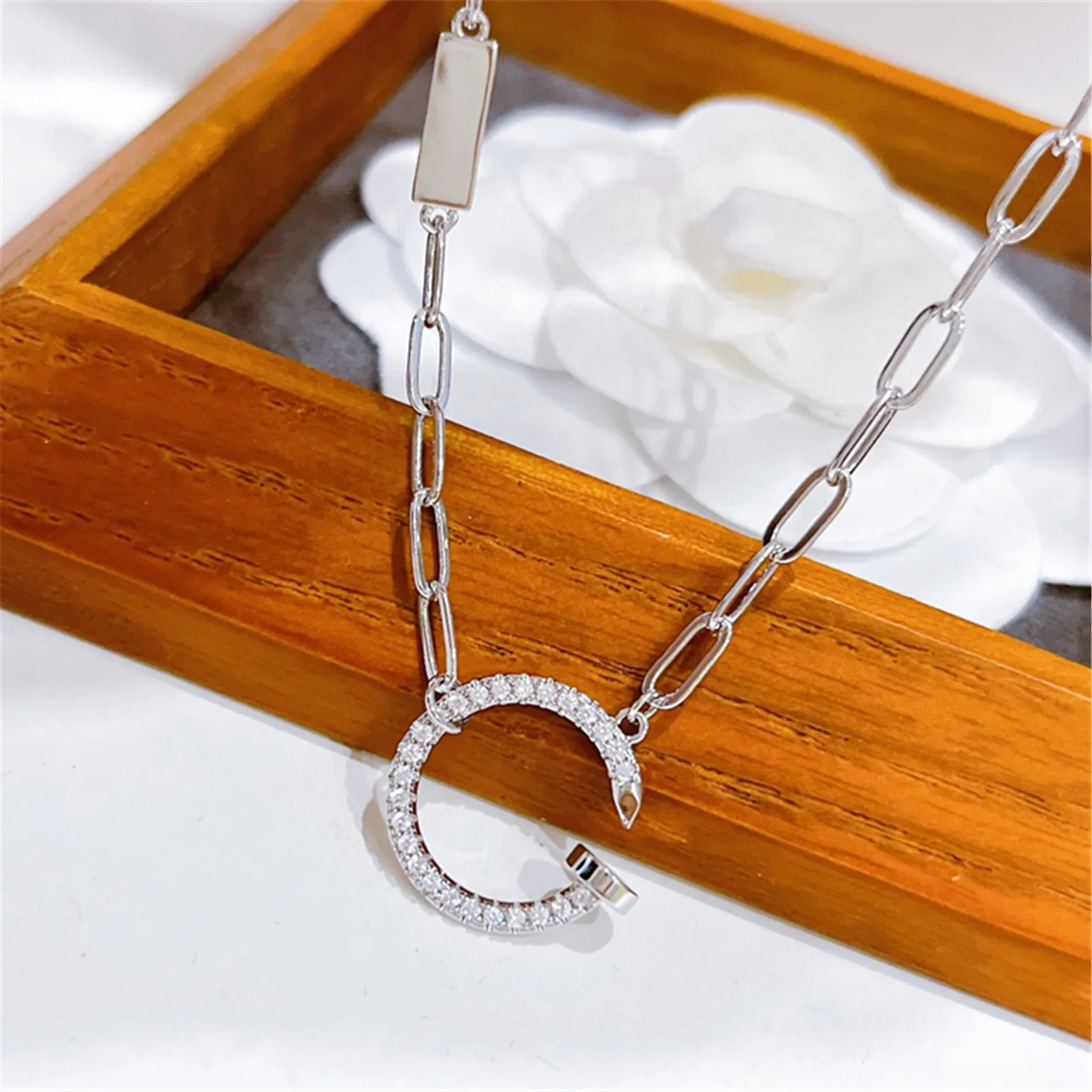 2023 New jewelry geometric letter Pendant necklace women Minority design sense of light luxury simple clavicle chain wholesale