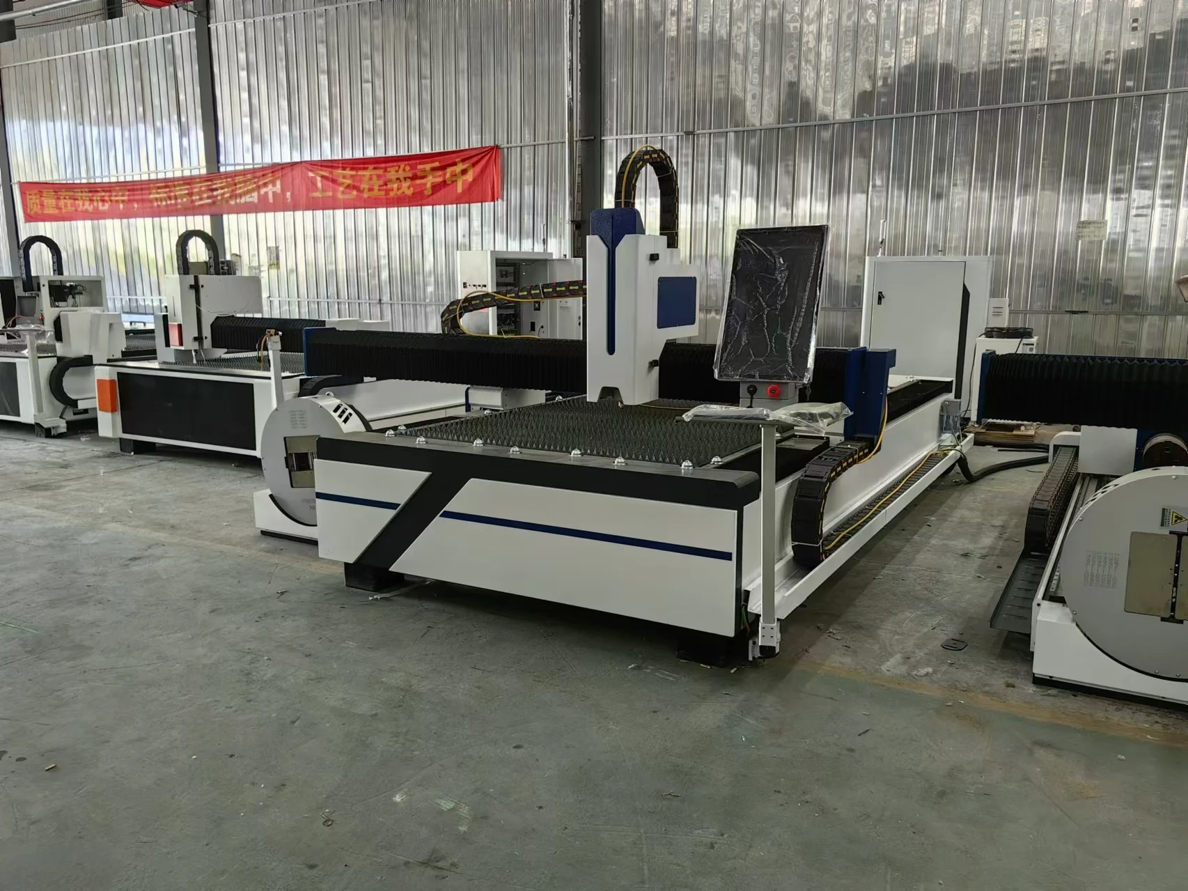 1500W 3KW metal Plate and Tube Fiber Laser 220mm Round Square Tube Aluminium Steel Stainless steel cutting machine