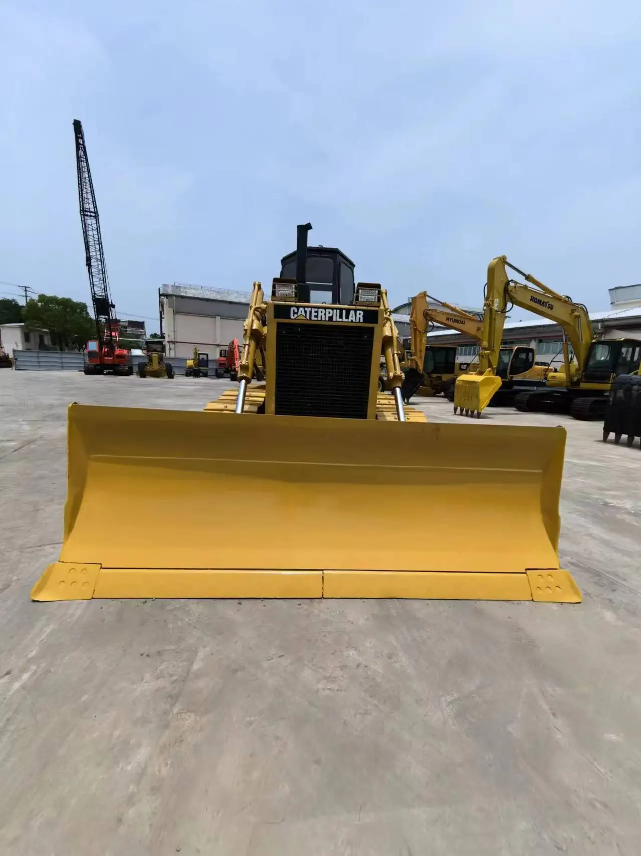 Бульдозер б/у для кошек D7G с высококачественной подержанной гусеницей продажи во дворе Шанхая