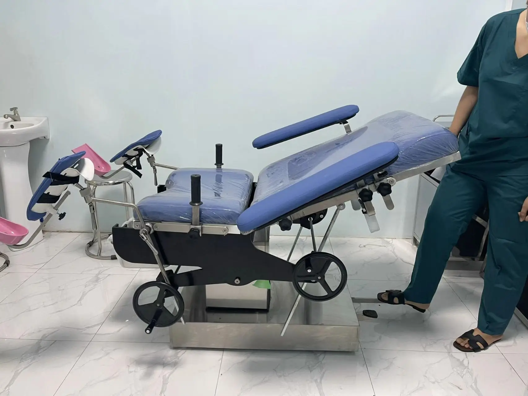 Universal General Portable Manual Medical Ot Hydraulic Obstetric Gynecology Surgery Operating Surgical Exam Bed Table